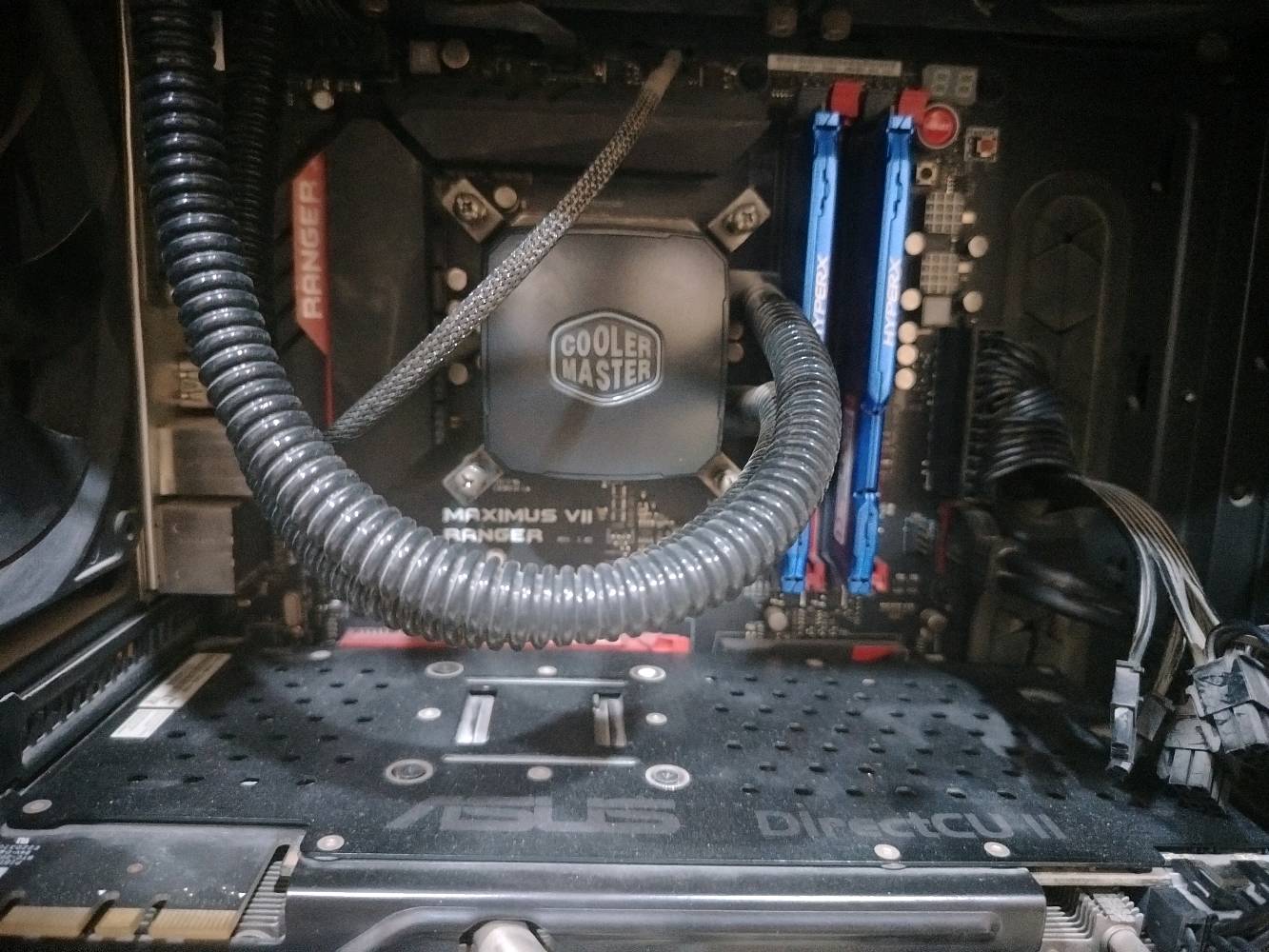 للبيع بندل احترافي (بورد + معالج + رامات + تبريد مائي)
​اللوحة الأم (Motherboard): ASUS ROG Maximus VII Ranger (Chipset Z97) - فئة احترافية مخصصة للألعاب والكسر.  
​المعالج (CPU): Intel Core i5 (الجيل الرابع - socket LGA 1150).
​الرامات (RAM): Kingston HyperX Fury DDR3 بحجم 16GB (قطعتين 8GBx2).  
​المبرد (Cooler): تبريد مائي مغلق من كولر ماستر (Cooler Master Liquid Cooler).  
​ملاحظات:
​القطع شغالة وفحص وتجربة على الشرط.
​التبريد المائي يعمل بكفاءة والرامات شغال Dual Channel.
