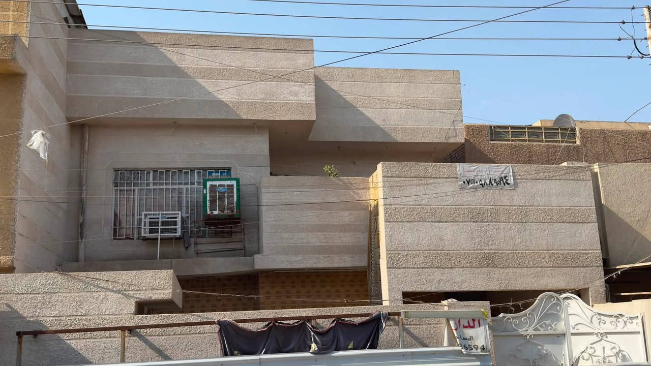 بيت للبيع
🏡 بيت للبيع — طابقين بتصميم مميز ومساحة واسعة 🏡

📍 الموقع:

بغداد - الغزالية / شارع الضغط - فرع أسواق دينار

📐 المساحة والتفاصيل العامة:

 المساحة الكلية: 200 متر مربع
 الواجهة: 10 متر | النزال: 20 متر
 الملحقات الخارجية: كراج كبير + حديقة + حمام خارجي

🔹 تفاصيل الطابق الأول:

 استقبال كبير واسع
 هول داخلي
 غرفتا نوم واسعتان (إحداهما مستغلة حالياً كمطبخ كما هو موضح بالصور)
 حمام ومجموعة صحيات كاملة

🔹 تفاصيل الطابق الثاني:

 4 غرف نوم واسعة (إحداهن مستغلة حالياً كمطبخ كما هو موضح بالصور)
 صحيات كاملة
 بلكونة كبيرة

🔹 الملحقات العلوية:

 بيتونة واسعة + مخزن إضافي

🎥 التفاصيل الكاملة ومخطط البيت موضح بالصور والفيديو المرفق.

📞 للاستفسار ومعرفة السعر، يرجى التواصل عبر الأرقام التالية:
 ***********
 ***********
