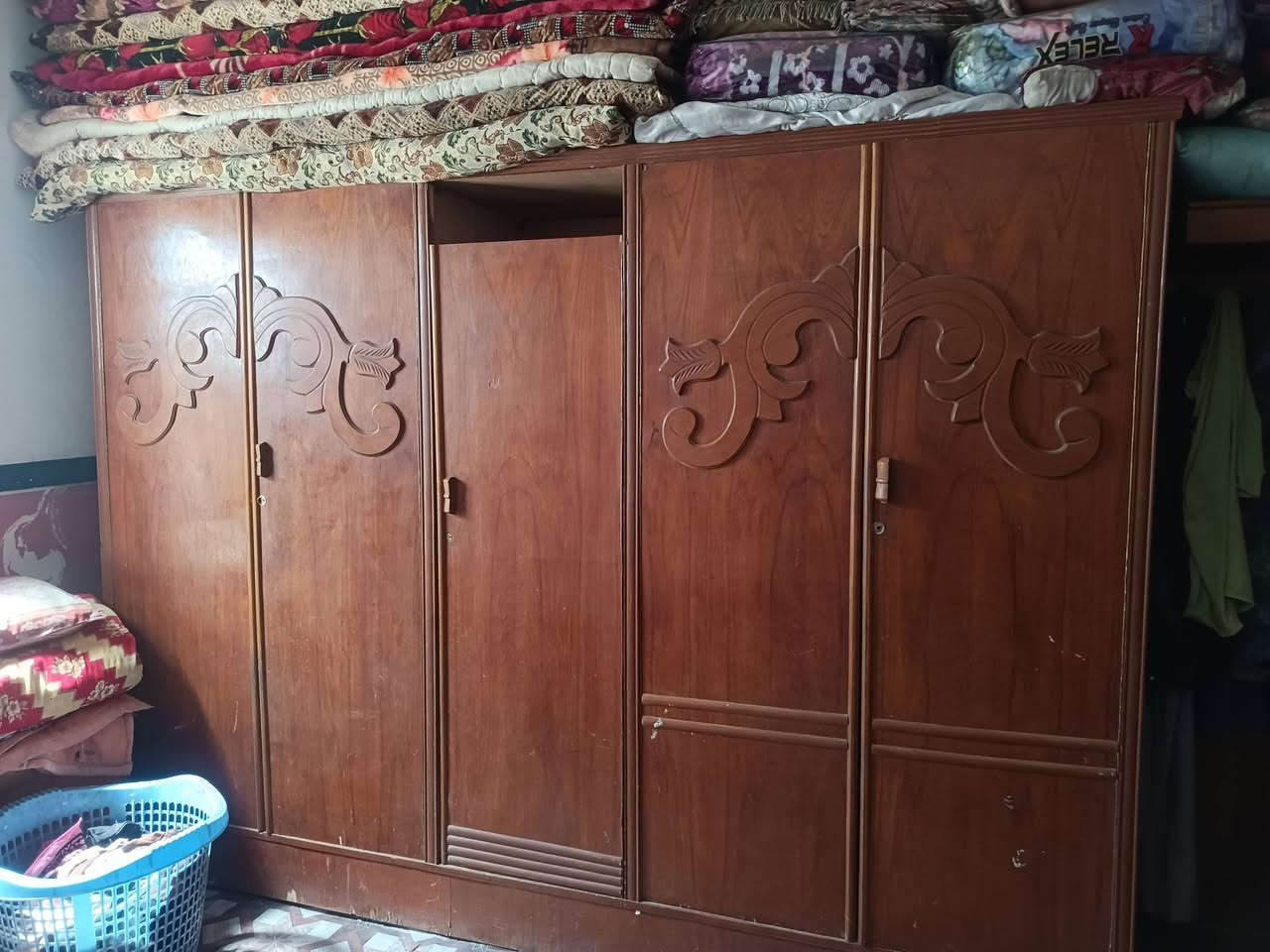 غراض للبيع سعر مناسب شارع ٨٠ 

***********
