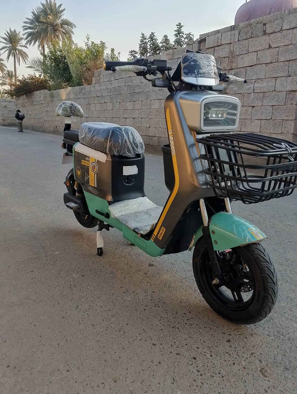 السلام عليكم 
للبيع دراجه نوع (R7) 
ملف 1500واط نحاس اصلي 
الدراجه فوال مواصفات نشرات لايت زنون علي ناصي 
بلاتوث منفذ شحن بصمه وكرت شاشه الدراجه شلعه ومعدل فول السعر  خاص  وبيها مجال شيء قليل  
المكان صلاح الدين (يثرب ) الرقم ***********
