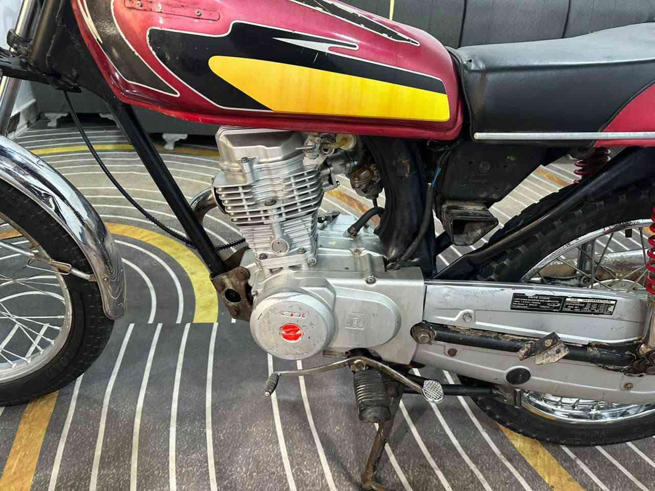 السلام عليكم دراجه نامه البيع ادوات مكفوله من السرقه دراجه حلوه مكينه مامفتوحه مكينه ناعمه دبلات جدد تأيرات جدد كشن جديد مانقصها شي مادخن مابيها صوت بلزبير بسوك سوادي السعر 325وبيها مجال قليل الشراي يتصل ***********
