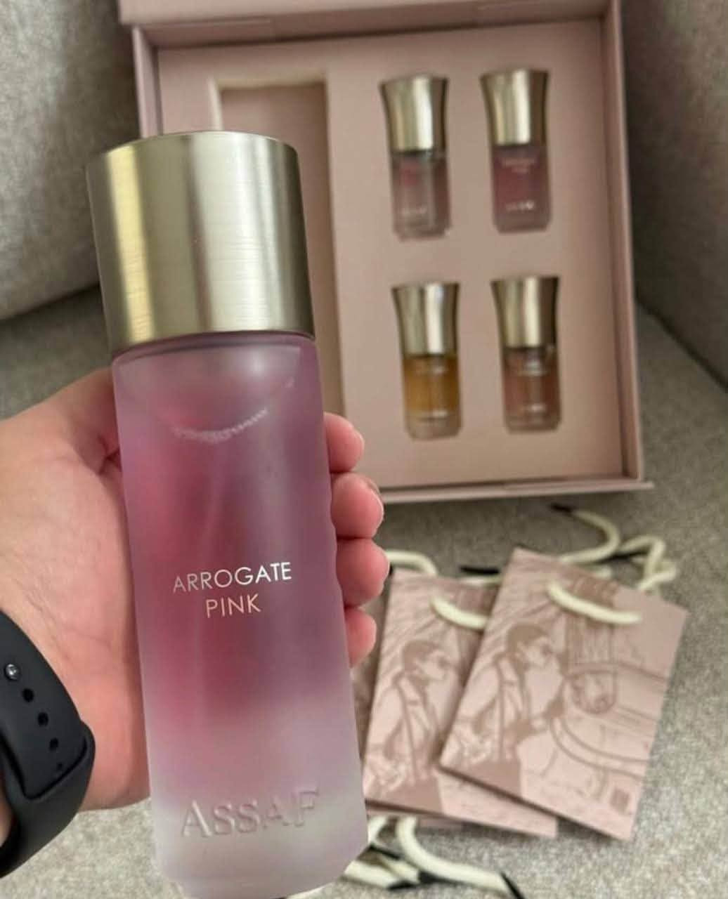 اقوى عروض بأسعار تنافسيه 
متوفر توصيل جميع محافظات

نص مكتوب في الصور:
- ASSAF A FRAGRANCE FOR EVERY STORY Scents That Stay With You