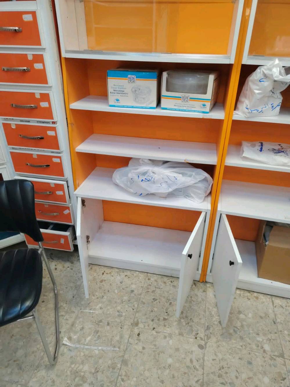 السلام عليكم ، فاترينات للبيع نظيفات جدا كما موضح بالصور يرهمن لأي مشروع محل 
السعر ٨٠٠ الف 
عنواني بغداد حي الجهاد المكاسب 
الرقم : ***********