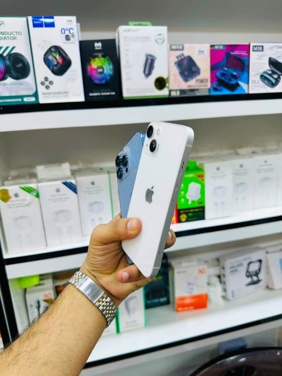السلام عليكم 🫡
للبيع قطعتين ١٣ 
الاول iPhone 13 pro برو فقط 
ذاكرا 256 
بطاريه 94% بلاد 
نموذج M 
نضافه 90% لون بحري 
الجهاز وتر بروڤ ممفتوح ولا مصلح وضع شركه وكله شغال فقط الظهر مفطور سعره قفل ٤٣٠ الف 
الثاني iPhone 13 عادي كامرتين 
ذاكرا 128 
بطاريه 92% بلاد 
نموذج M شرق اوسط دبل سيمكارت 
نضافه 95% لون ابيض 
الجهاز وتر بروڤ وضع شركه لا ملعوب بيه ولا مصلح وكله شغال كفاله السعر قفل ٣٩٠ الف من الاخير مكاني بغداد مدينه الصدر رقمي ***********
