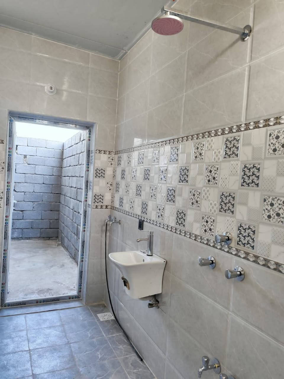 سلام عليكم بيت  للايجار المساحه 60متر جديد مامسكون نهائيا طابق واحد شارع السيده زينب  مصطفى خان مباشر على الشارع العام سعر الإيجار 250 الف للتواصل ***********
