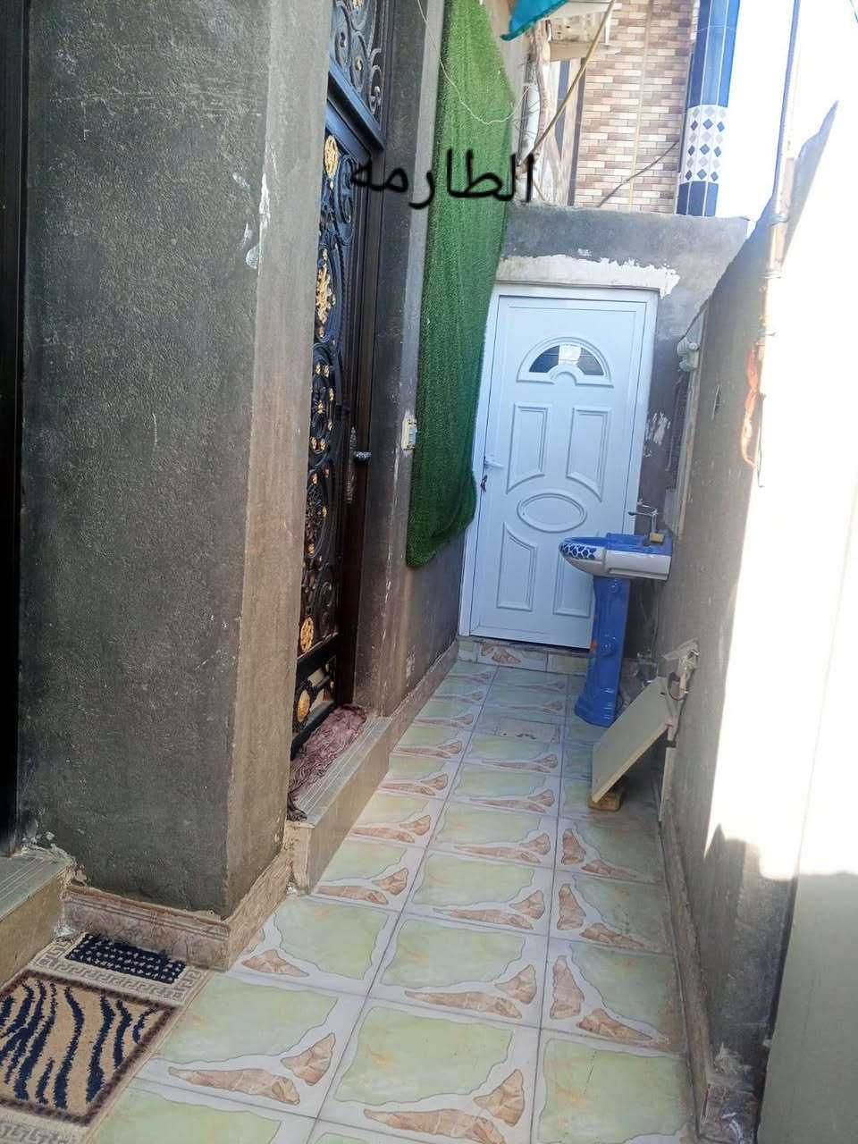 السلام عليكم بيت زراعي للبيع حي الشهداء الاول مساحة ١٠٠ متر قرب مركز الشرطة السعر ١٠٠ وبي مجال للاستفسار الاتصال على الرقم. ***********
