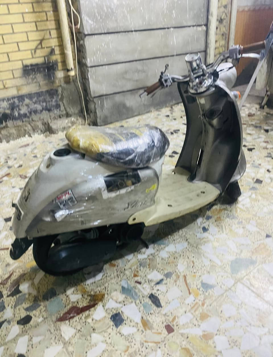 السلام عليكم للبيع دراجه كلاسك سرعه 60,  🚳👌كلشي واضح وموجود فديو كدامك مو شراي لاتراسل
محرك مكفول شرط نص نكره سلف +شغاله سلف هندر 
مابيها كل نقص كهربائيات كلهن شغالات
الدراجه نضيفه مال بيت شوفت عينك 
ملاحضه يحتاجلهه ترتيب 🚳

مكاني بغداد مدينه الصدر  📍👇
سعر 300 وبيهه مجال قليل  قليل
رقمي ***********
