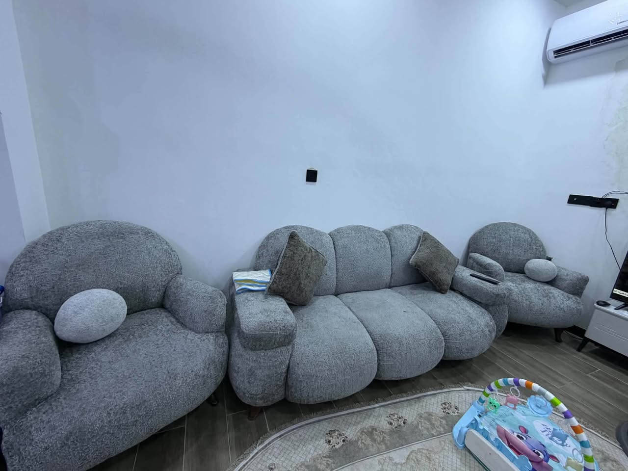السلام عليكم تخم للبيع نجارة تزكام جديد  سعره 650 وبي مجال للاتصال
‭***********‬

