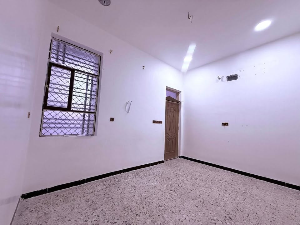 سلام عليكم عندي بيت ١٠٠ متر بحي النداء بمنطقه ال ٥١ قريب على شارع قنبر علي بيت جاهز من كلشي وحديث غرفه ومطبخ وصحيات وصاله واستقبال وفوك غرفه مخليها مخزن خط مولده موجود سخان وتانكي موجودات من كلشي جاهز اريد ائجره ب٢٥٠ الف…. 
وهذا رقمي *********** بي واتساب
