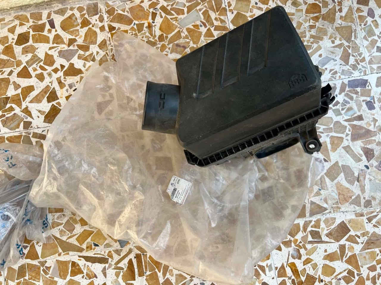 السلام عليكم اغراض منوعه لكيا فورتي للبيع للتواصل الرقم ***********
