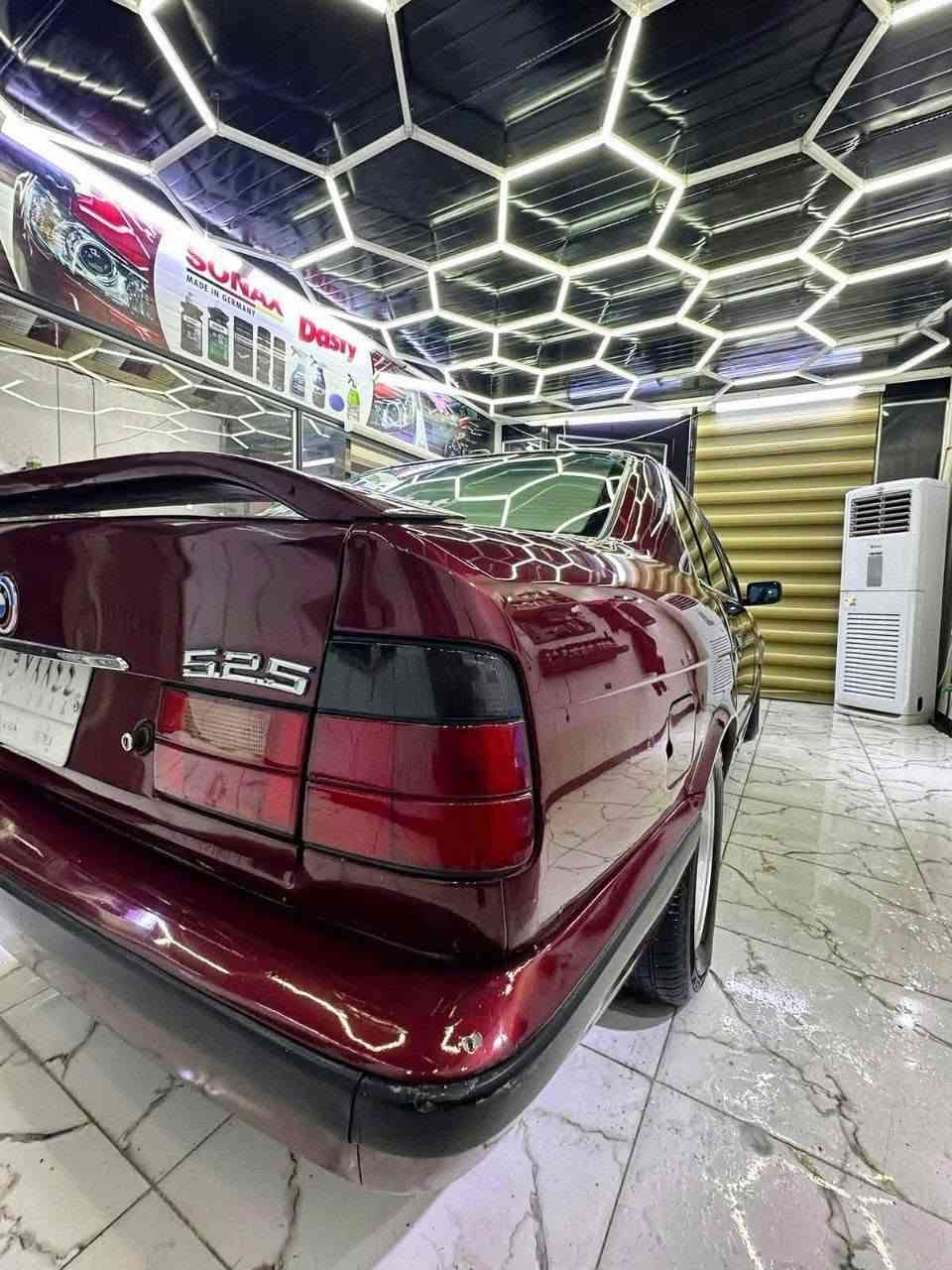 السلام عليكم 
BMW 1990 525 
رقم بغداد مداور ثاني يوم السياره جاهزه من كلشي على اخير حبايه تخم تاير حداديه تبريد باتري جديد غرفته بل كارتون مكينه جديده كير كهربائيات كله جديد ربع مينصرف عليها السياره احلى من الصور بهوايه وبل خير على الي يأخذها مكاني واسط مركز مدينه السعر 62 وبيها مجال شي قليل 
***********
