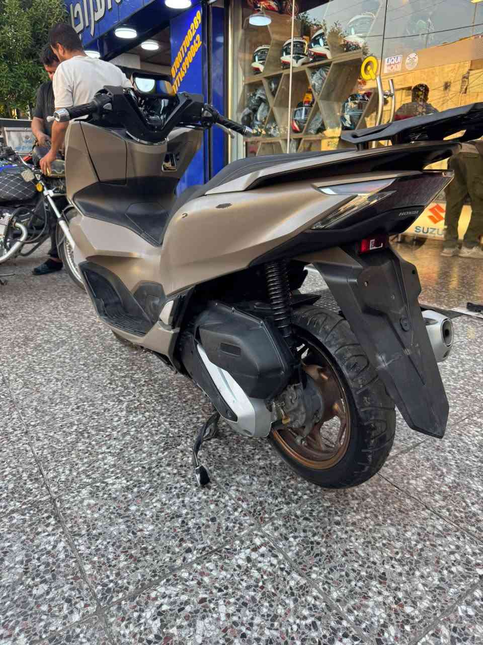 السلام عليكم رقم  ‏‪***********‬‏ 
PCX جيل الرابع موديل 2024 
دراجه نضيفه. فقط شخوط خفيفه بيها من الصفحه اليمنا  الباقي كفاله من ناحيه الكشر ول مكينه كهربائيات 
موضح كلشي بل صوره مكان الدراجه بل دوره رقم ‏‪***********‬‏
سعر 18 بيها مجال
