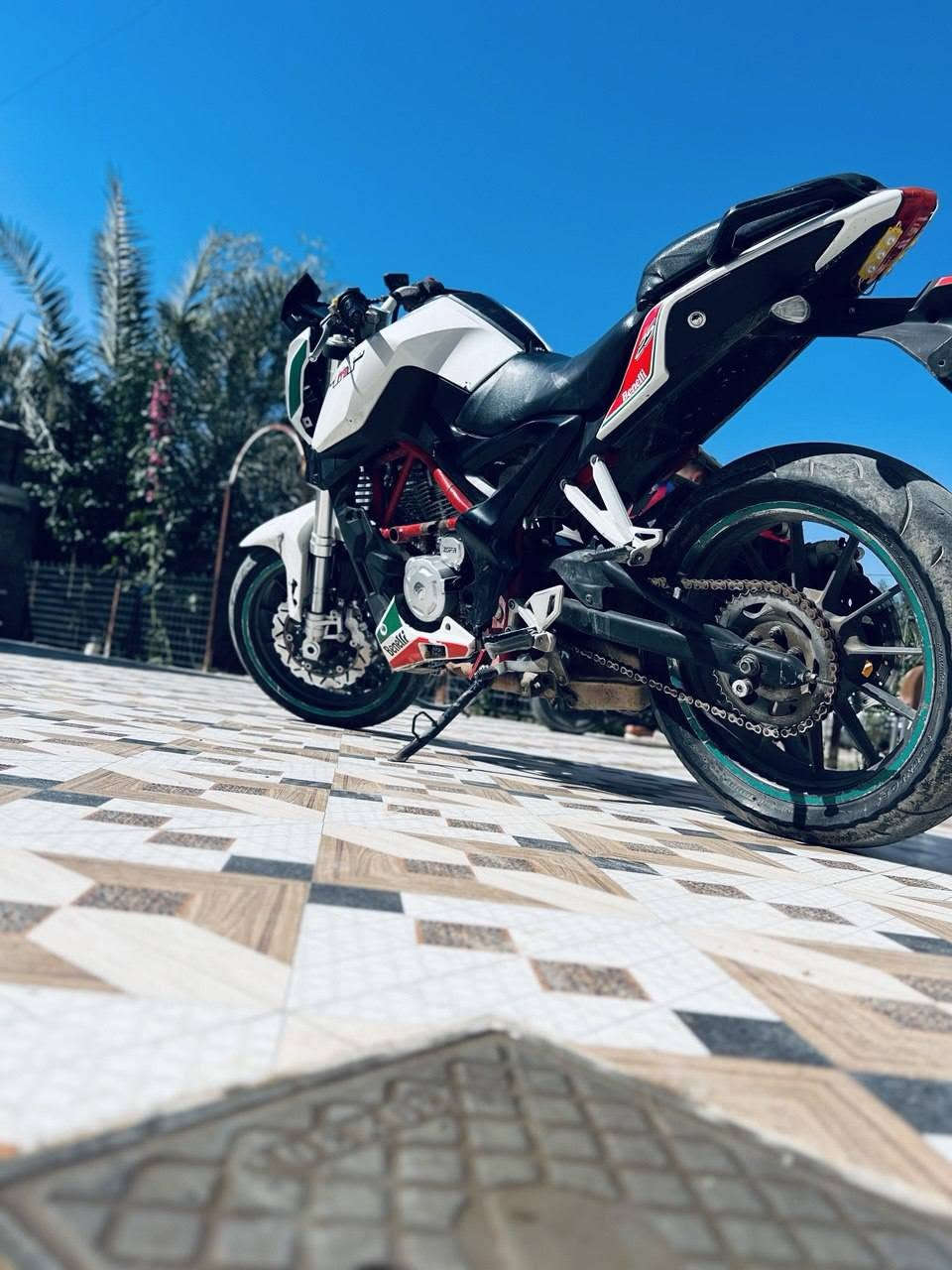 الدراجة هي Benelli 
🏍️ الموديل: Benelli 150
🔥 السعة: 150 سي سي
🔧 القير: 5 سرعات
💨 التبريد: هوائي
⛓️ الدفع: جنزير
السعر خاص ❤️ او اتصال عالهاتف
***********
