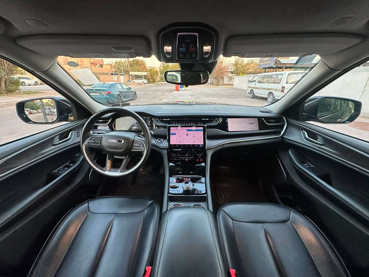 Jeep Grand Cherokee 4x4 موديل 2024. 
(كهرباء+هايبرد+بانزين) فول

* 2.0 Turbo + Plug + Hybrid
* ضرر بسيط جدا
* ماشيه 53 ميل
* دفع رباعي 4×4 ونظام ثبات المسار
* كير أوتوماتيك 8 سرعات ورادارات تفاعليه
* بطارية 17 kWh
* 1C4RJYB60RC710256 رقم الشاصي
* تمشيك كهربائي قرابة 40 كم
* فتحة بانوراما
* جلد فاخر وماسحات زجاج امامي حساسه للمطر
* وسائد وايرباكات امامي وجانبي وخلفي
* مقاعد أمامية كهربائية، وتدفئة
* شفتات ستيرن وكير ماوس وويل كروم
* شاشة وسطية كبيرة وتطعيمات دشبول خشب فاخر
* شاشه دشبول (3شاشات)
* عدادات رقمية ورادارات ونظام المنحدرات
* كاميرات ومزايا أمان متقدمة
* نظام صوت فاخر شركة ILPNE
*  كشنات ذاكره + بانوراما
* 5 راكب

السيارة موصفاتها متخلص، جديده مابيها نقص، سياره اني مستوردها على ايدي، ضررها بسيط جدا (مقدمه البنيد والجاملغ فقط) ومرفق صور الحادث
سبير بلادي منازل

وايرباكات كلها سليمه

عنواني: بغداد - الكرخ - اليرموك - الاربع شوارع
رقم الهاتف: ***********

