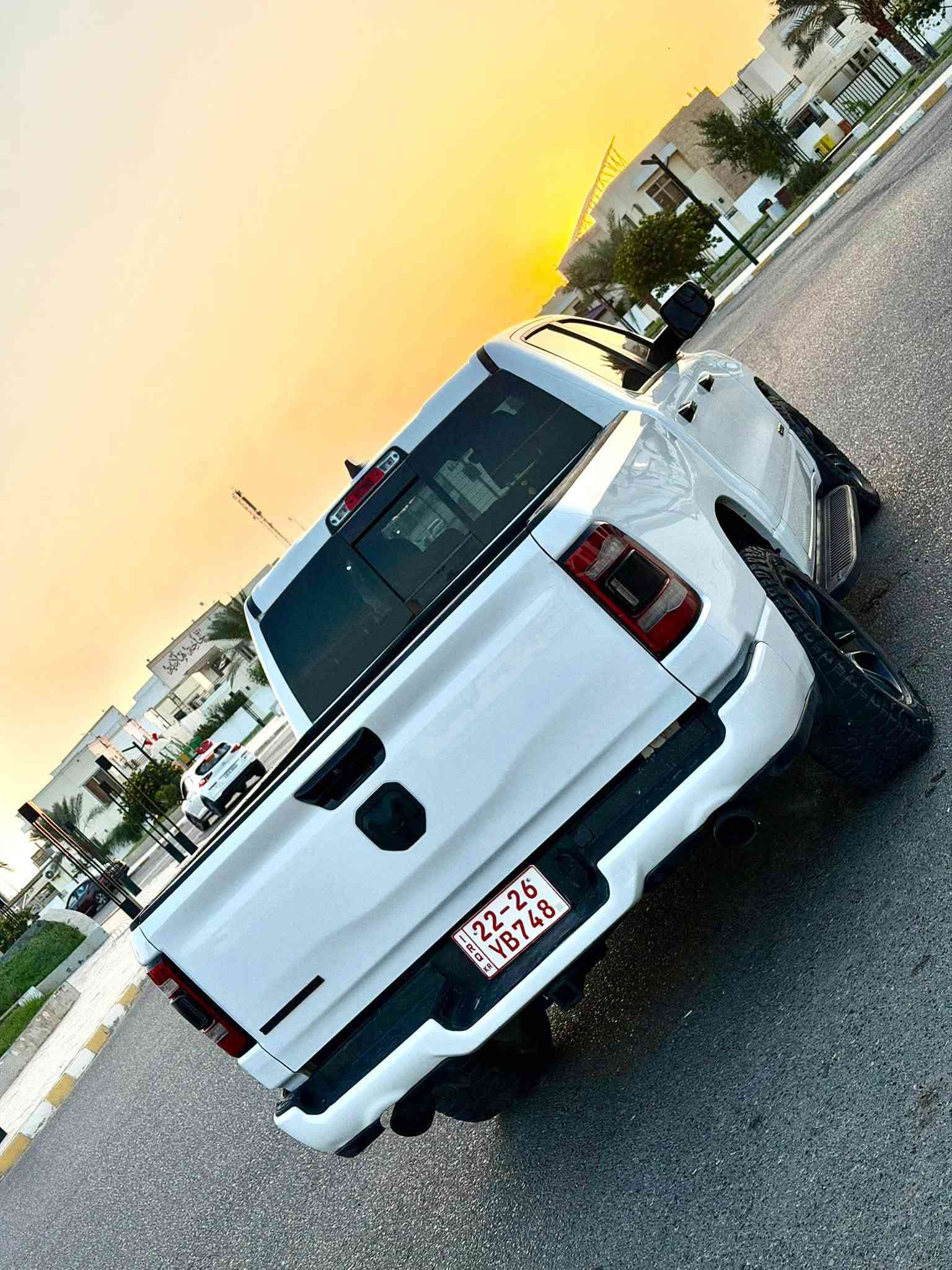 رام بيك هورن • V8 ٥٧٠٠ • شاشة تيسلا
