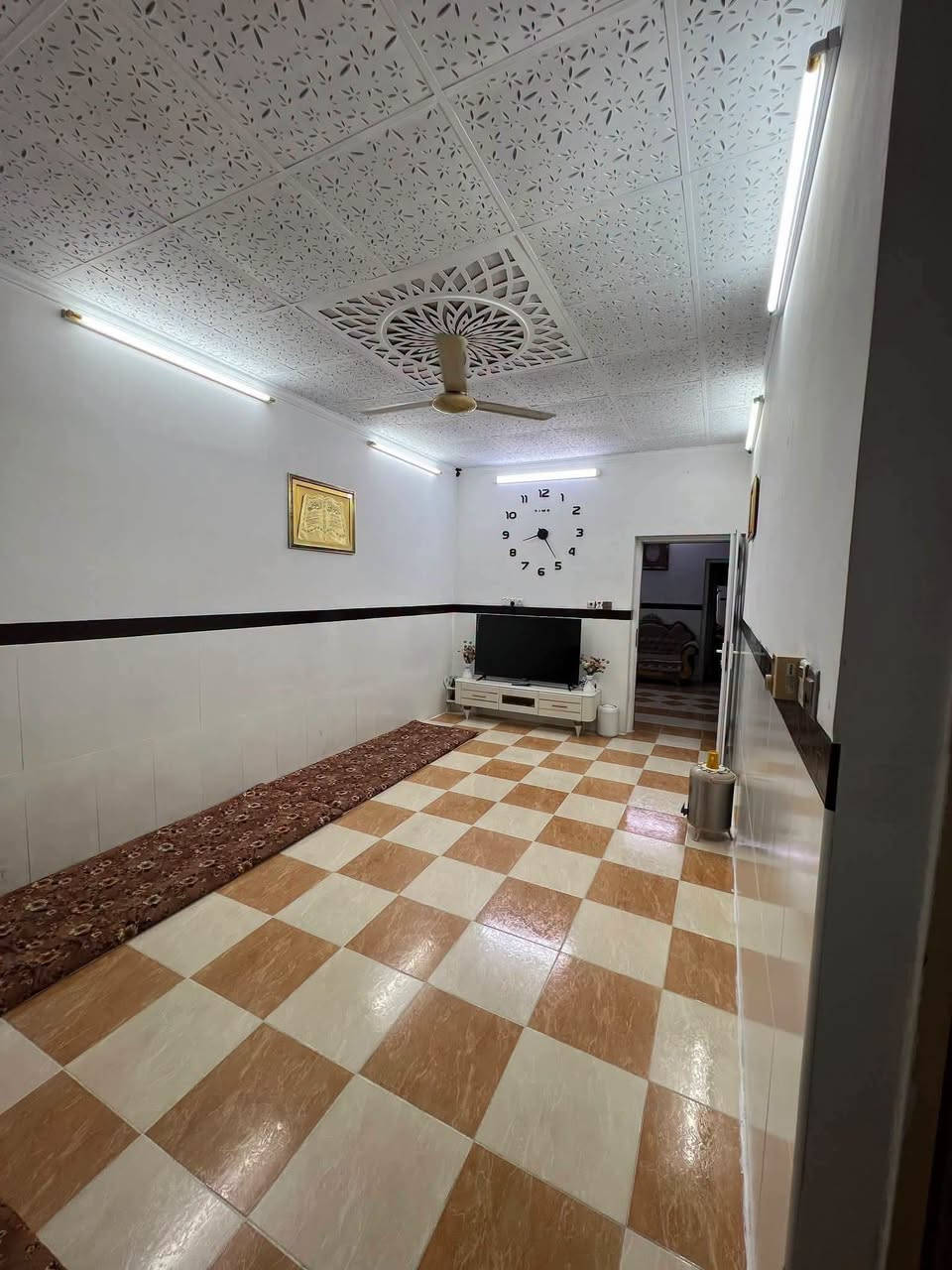 🌹دار طابو صرف للبيع طابق واحد بناء نظيف موقع كركوك حي الأسرى مقابل صيدلية الجواهر
المساحه 140 متر واجهه 7متر 
يحتوي على غرفة نوم واستقبال ومطبخ وهول وصحيات وكراج سيارة ودرج داخلي وبيتونه
موقع مميز جدا منطقة هادئة وراقيه 
السعر 125 مع المجال ***********☎️
