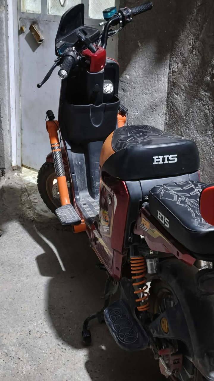 السلام عليكم HIS R9 MAX للبيع
بطاريات خمسه كبار 
موديل 26 
تشغيل عن بعد بيها نضام كارت وسويج 
تايرات جبلي 
مثبت سرعه 
دبل اشاره 
نضام R
مستخدمه قليل كلش
رقم ***********
