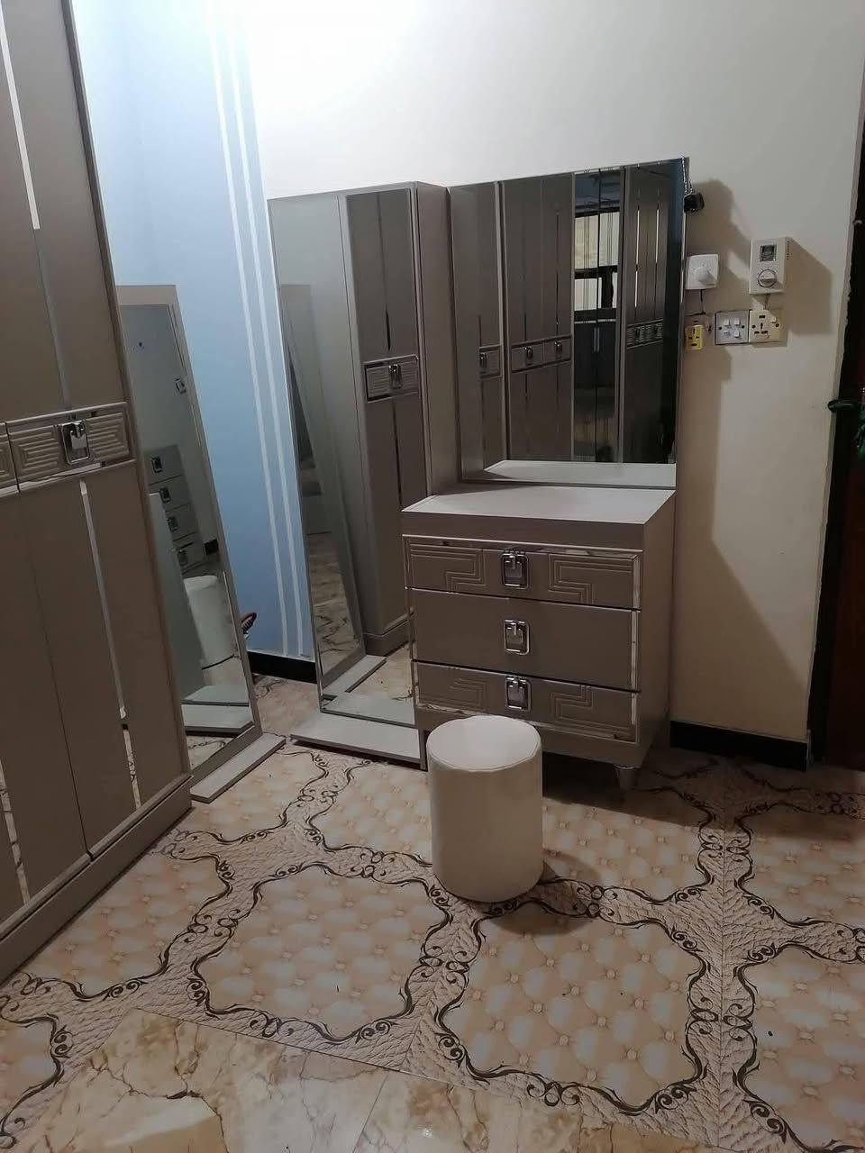 غرفة ضخمه تركي نضيفه كلشش كلش نضافه 100من 100ستخدام شهر واحد زلق مابيهه السعر مليون وربع وبيهه مجال والشراي يتصل على هاذه الرقم ***********
