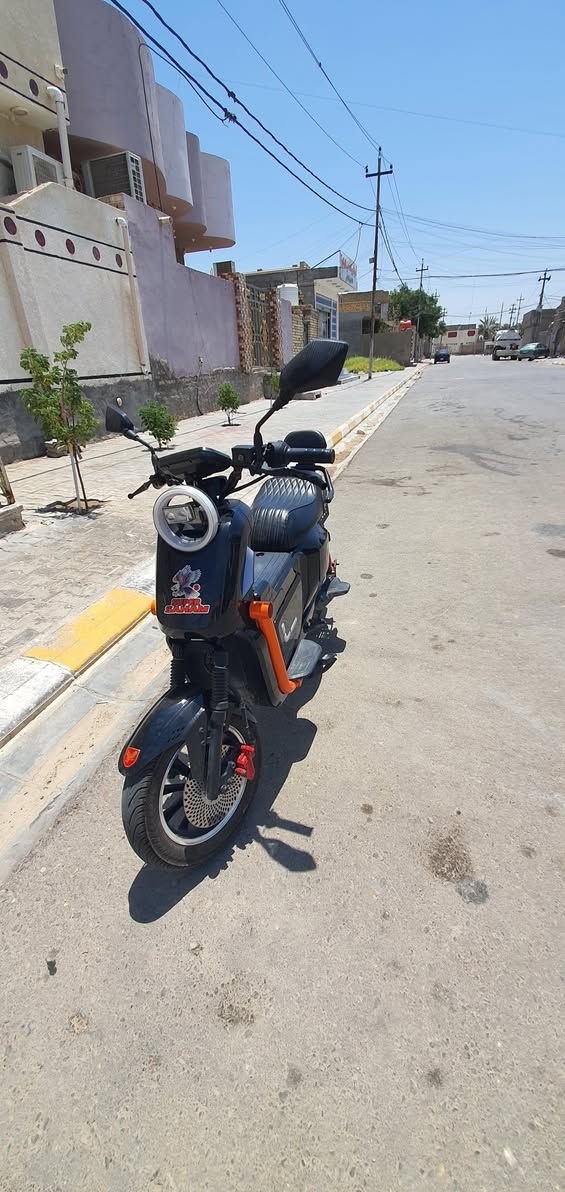 السلام عليكم 
دراجه شحن للبيع اسمها U2
بطاريه ليثيوم
الفولتيه 48V   5A 
سرعتها 60 
رايدها 800 الف 
هذا رقمي ***********
