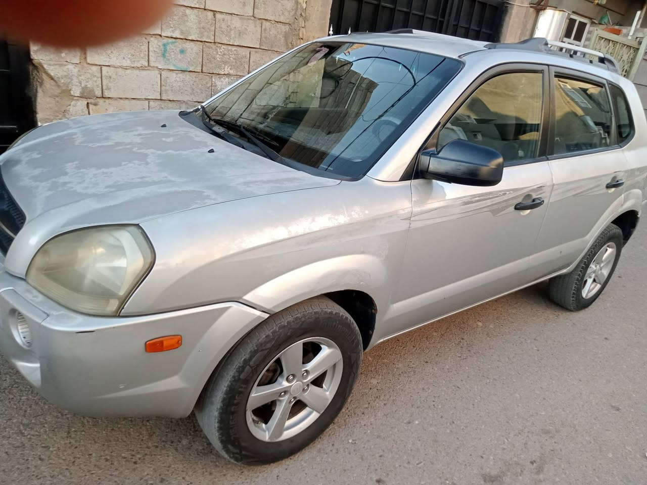 للبيع أو مراوس بسيارة احدث
توسان 2008 رقم بغداد دولي محرك 2000 سنوية نافذة لغاية 2030 لونها جارد بسبب اشعة الشمس بيها ضربة بالجاملغ الخلفي من جهة السائق بدون دواخل موضح بالصور صدر جديد تجي تفحص السعر 85 وبيها مجال  العنوان الرمادي ***********
