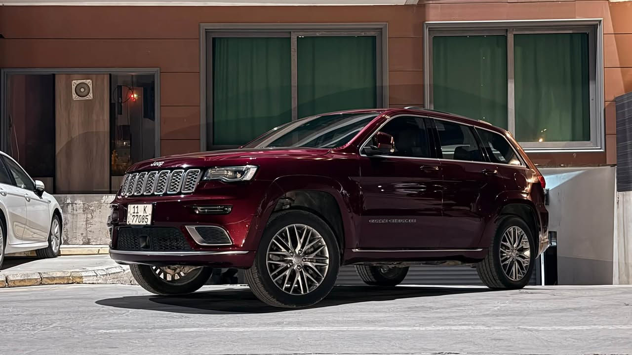 السلام عليكم جيب فول مواصفات 1/1 سوميت
🚨 للبيع Jeep Grand Cherokee Summit 2017 خليجي – وكالة 🚨

🔹 الفئة: Grand Cherokee Summit
🔹 الموديل: 2017
🔹 الوارد: خليجي – وكالة
🔹 المحرك: 3.6 لتر V6 بنزين
🔹 القوة: حوالي 295 حصان
🔹 ناقل الحركة: أوتوماتيك 8 سرعات
🔹 الدفع: رباعي 4×4
🔹 الممشى: 62,000 كم فقط
🔹 اللون الخارجي: أحمر ماروني ❤️
🔹 الداخلية: جملي قرميدي – جلد فاخر 🤎
🔹 عدد المقاعد: 5 ركاب
🔹 نوع الهيكل: SUV عائلية رياضية

✨ المواصفات والتجهيزات:

• فتحة سقف بانوراما مزدوجة
• مقاعد جلد فاخر
• مقاعد أمامية كهربائية
• ذاكرة لمقعد السائق
• تدفئة وتبريد للمقاعد الأمامية
• تدفئة للمقاعد الخلفية
• مقود جلد فاخر مع تحكم كهربائي
• مقود متعدد الوظائف
• شاشة لمس كبيرة لنظام الترفيه والملاحة
• نظام ملاحة GPS
• ربط Apple CarPlay وAndroid Auto
• بلوتوث ومداخل USB وAUX
• نظام صوتي فاخر من Harman Kardon
• شاشات ومعلومات متعددة للسائق
• تشغيل بصمة أو تشغيل ذكي حسب التجهيز
• دخول ذكي بدون مفتاح
• تشغيل عن بُعد
• تكييف أوتوماتيك ثنائي أو ثلاثي المناطق
• فتحات تكييف للمقاعد الخلفية
• كاميرا خلفية
• حساسات أمامية وخلفية
• رادار أمامي
• رادارات جانبية وخلفية
• نظام مراقبة النقطة العمياء
• نظام تحذير مغادرة المسار
• نظام تحذير من الاصطدام الأمامي
• نظام فرملة طوارئ أوتوماتيكية
• مثبت سرعة متكيف
• نظام مراقبة حركة المرور الخلفية
• حساسات مطر وإضاءة
• مرايا جانبية كهربائية وقابلة للطي
• مرايا جانبية مع تسخين
• إضاءة LED أو زينون حسب التجهيز
• إضاءة نهارية LED
• مصابيح ضباب
• جنوط ألمنيوم أصلية
• جكات كهربائية للباب الخلفي
• باب خلفي كهربائي
• نظام دفع رباعي 4×4
• أنظمة قيادة متعددة حسب نوع الطريق
• نظام التحكم بالنزول من المنحدرات
• نظام التحكم بالثبات الإلكتروني
• نظام مانع انزلاق
• نظام مراقبة ضغط الإطارات
• فرامل مانعة للانغلاق ABS
• توزيع إلكتروني لقوة الفرامل
• وسائد هوائية أمامية وجانبية وستائرية
• مثبت سرعة
• قفل مركزي
• نوافذ كهربائية
• نظام إنذار ضد السرقة
• حساسات ركن أمامية وخلفية
• مساحة داخلية واسعة ومريحة
• صندوق خلفي واسع
• إطارات بحالة جيدة انتاج نهايه 2025
• صيانة دورية حسب الاستخدام
٠ جكات نزول وصعود السيارة 

📌 السيارة خليجي وكالة، فئة Summit الأعلى تجهيزاً، ممشى قليل جداً، ونظيفة وجاهزة للاستخدام.

💰 السعر: يحدد عند التواصل
📍 المكان: بغداد

للمهتمين والجادين، التواصل على الخاص
***********
***********
