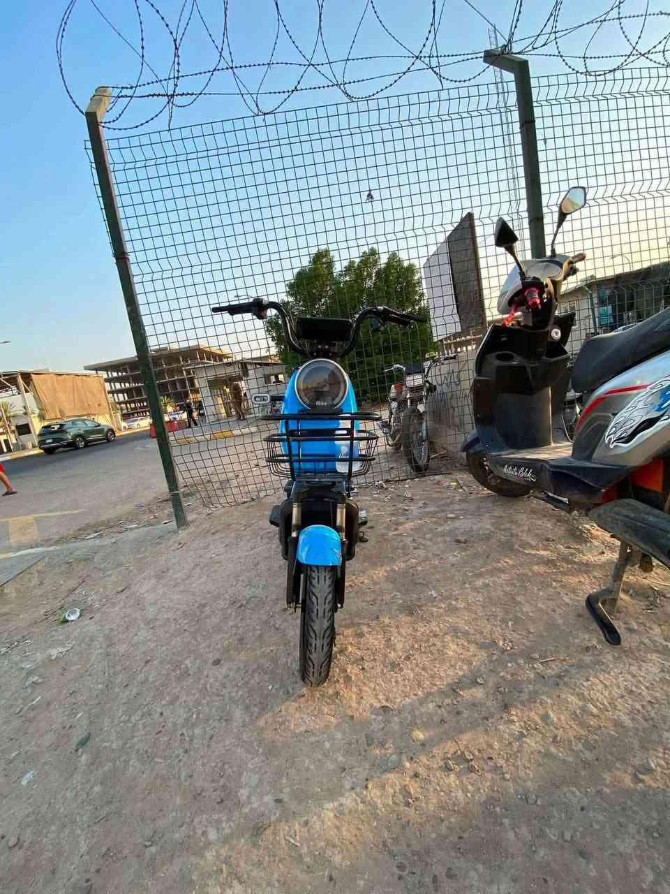 السلام عليكم دراجه شحن للبيع 

حجم 14

دراجه جديده ومابيها كل نقص 

وياهه سله وشاحنه وسرعته 45

دراجه مامستخدمه هواي 

دراجه حلوه ونضيفه 

وتجي تشوف بعينك 

السعر 300وبيها مجال حك الجيه 

للاستفسار اكثر الاتصال. او مراسله الصفحه

بطاريات نضيفات 

 
***********
