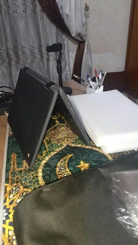 للبيع: لابتوب Lenovo 300e– عملي ومقاوم للأعمال اليومية
إذا كنت تدور على لابتوب متين، عملي، وشاشته واسعة ومريحة للعين، فهذا الجهاز خيار ممتاز يجمع بين الأداء والتكلفة الاقتصادية!

​⚙️ المواصفات الفنية:

​الماركة والموديل: لينفو

​المعالج: Intel Core i5 (الجيل الرابع - فئة U الموفرة للطاقة)

​الذاكرة العشوائية (RAM): 8 جيجابايت DDR3 (ممتازة لتعدد المهام)

​مساحة التخزالمهام 32جيجابايت HDD

​الشاشة: 12.5 بوصة بدقة عالية FHD (1920 x 1080)

​كرت الشاشة: Intel HD Graphics 2g sheard

​نظام التشغيل: ويندوز ايندرويد

​اللون: أسود كلاسيكي

​🎯 مجالات الاستخدام والاستفادة من الجهاز:

​الدراسة والتعليم الجامعي

​الأعمال المكتبية والإدارية

​البرمجة والتطوير الأساسي

​التصميم والرسم الهندسي البسيط (2D)

​الاستخدام الشخصي والترفيه

الملحقات: ماوس + جنطة + شاحنه 

نظيف 90٪
كل الغراض اصلية اجتي ويه اللابتوب

السعر 95الف
مكان الفلوجه قرب جامع التقوى.. 💎

للتواصل معى
