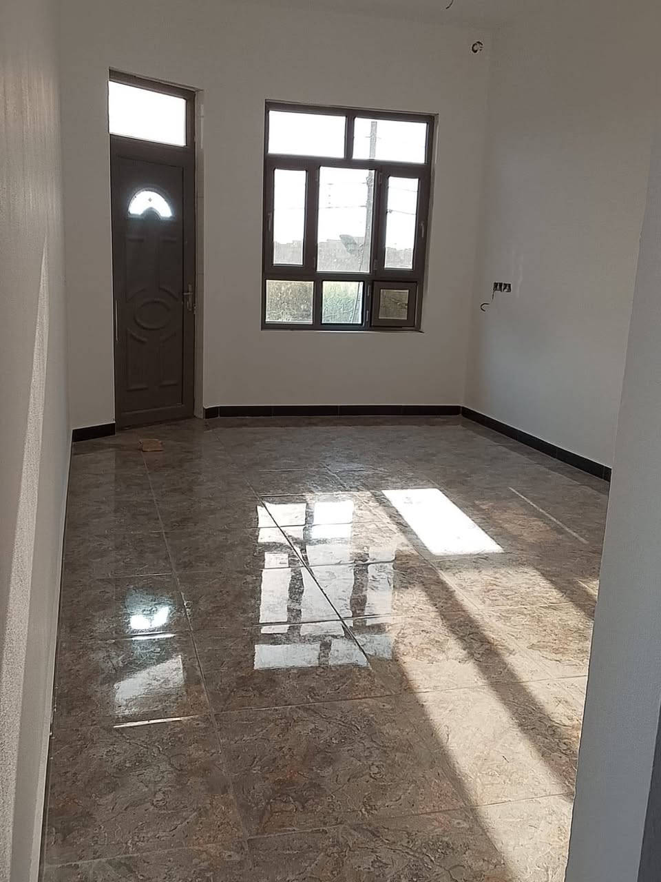 دار للبيع ملك صرف مساحه 120 متر عل حديقه صاد عل ساحه العنوان حي القاده قرب جامع عمر بن عبد العزيز
بيت جديد السعر ب155 مليون بيه مجال للشراي استفسار خاص اتصال عل رقم *********** قاطين
