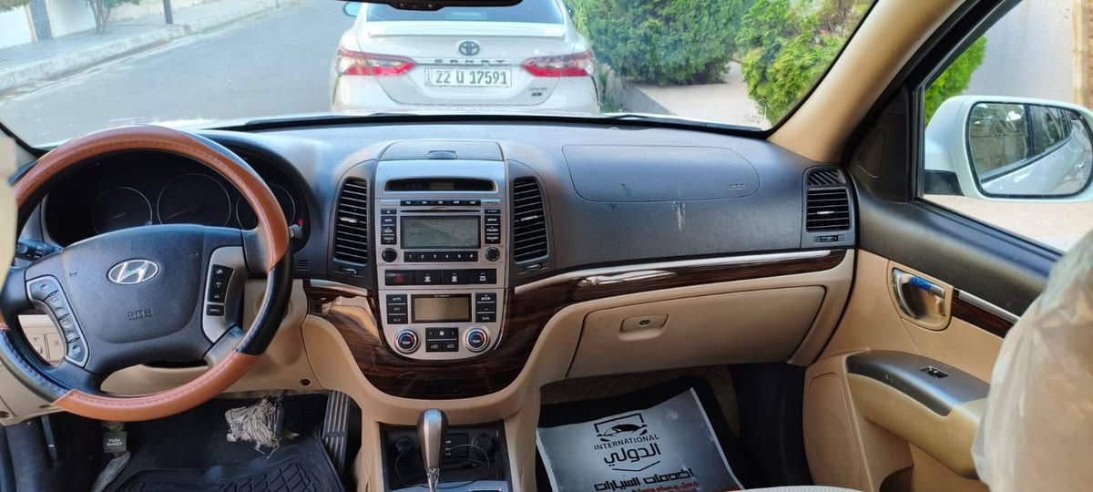 للبيع: هيونداي سنتافي 2012 – 6 سلندر
🔹 الموديل: Hyundai Santa Fe
🔹 السنة: 2012
🔹 المحرك: 6 سلندر
🔹 الوارد: خليجي 
🔹 المسافة: 112,977 كم حسب تقرير الفحص
🔹 الداخلية: نظيفة ومرتبة
🔹 السيارة مفحوصة ويوجد تقرير فحص حديث بتاريخ 5/8/2026.
📸 الصور حديثة وواضحة والسيارة على الطبيعة مثل الصور.
💰 السعر: 140 — قابل للتفاوض
📍 الموقع: [ الموصل ]
📞 للاستفسار والتواصل: [ *********** ]
