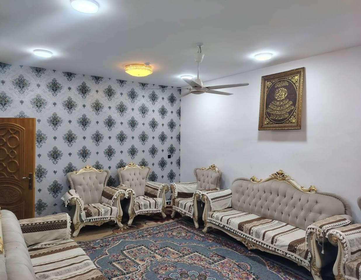 🏡✨ فرصة لا تعوض – دار مميزة للبيع في مجمع بيتي الأول خلف شارع 60 ✨🏡
إذا تبحث عن بيت جاهز للسكن بموقع ممتاز وتصميم مريح للعائلة، هاي فرصتك.

🔹 الدار طابقين 200

🔹 4 غرف نوم

🔹 حديقة وجلسة خارجية

🔹 استقبال واسع

🔹 مطبخ مفتوح على الصالة

🔹 3 حمامات

🔹 صالة عائلية بالطابق الثاني

🔹 سطح مسقف

🔹 سستم كاميرات مراقبة

🔹 تانكيات ماء عدد 2

🔹 كهرباء وطنية خطين

📍 موقع مميز وخدمات متكاملة

✅ الدار مطلوبة للمصرف العقاري

💰 السعر: 100 مليون دينار

الدار نظيفة وجاهزة للسكن مباشرة، والمعاينة خير دليل.

📩 للجادين فقط، التفاصيل واتساب ***********
