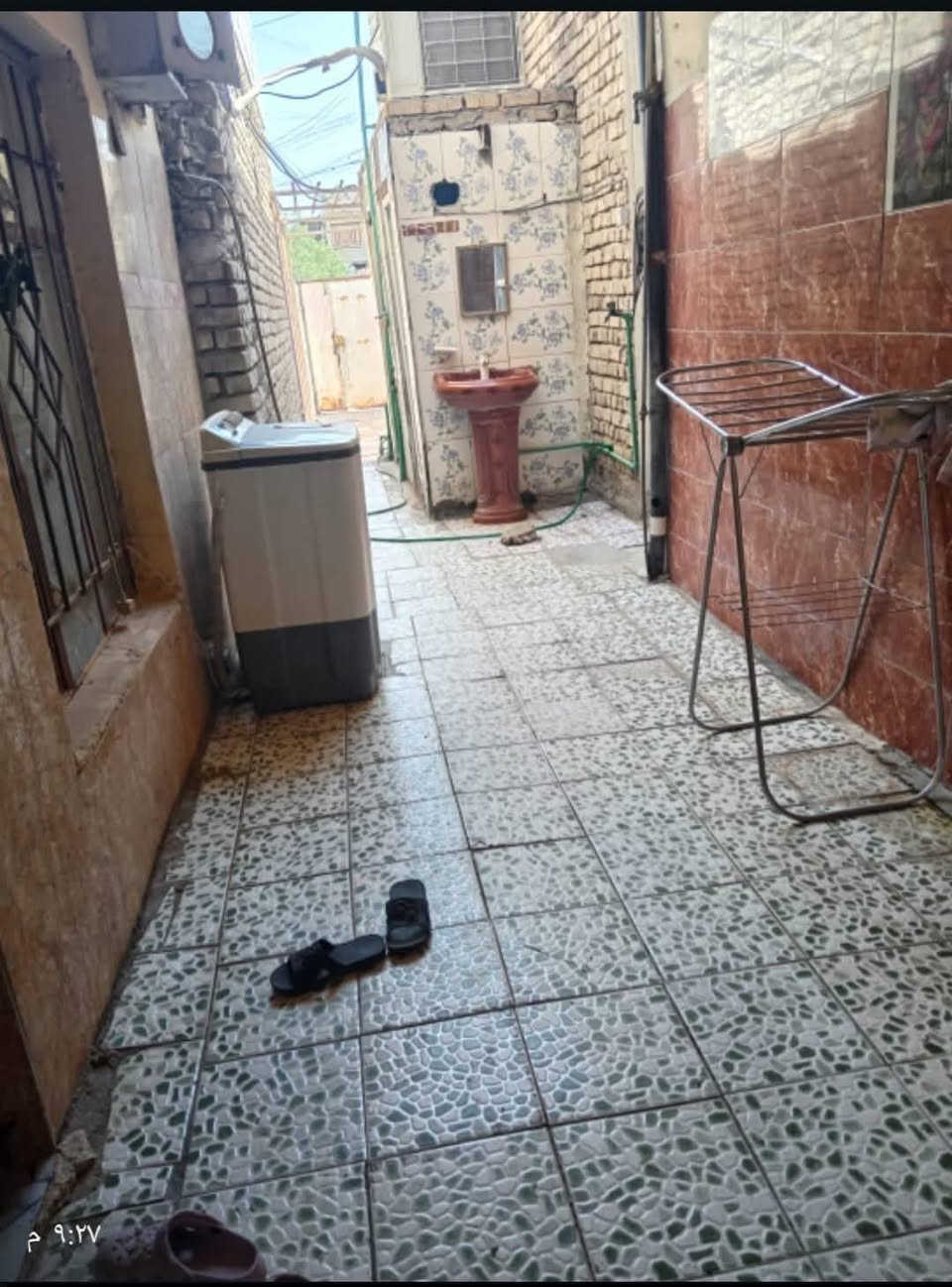 الدار للبيع
طابو صرف خلفي مساحته 100 متر طابقين طابق الاول غرفه ومطبخ وصاله وديوانيه وصحيات وطابق ثاني غرفتين وصاله ومطبخ وحمام ومطبخ بلتظحيه بشارع العياده
السعر90بي مجال 
دربونه مترين ونص 
 مكانه حلو الييت ومرتب 
واتس اب شراي ***********
