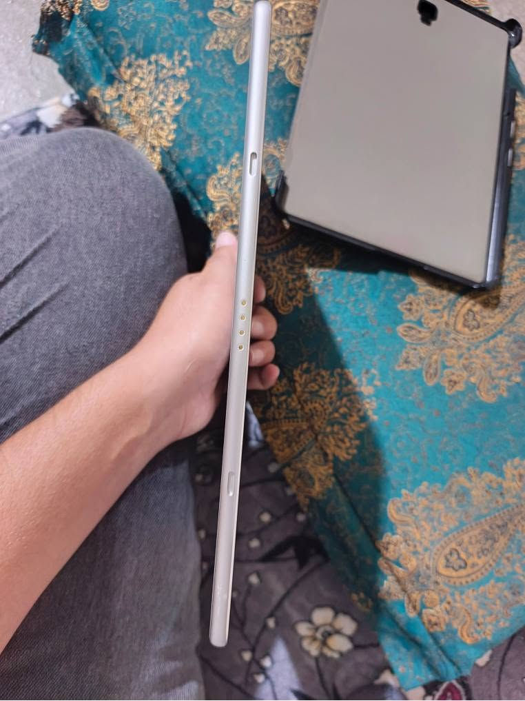 Samsung Galaxy Tab S4 / سامسونك كالاكسي تاب اس 4

للبيع تابلت سامسونك بسعر مناسب ومواصفات عالية :

الشاشة : سوبر أموليد ذات ألوان ودقة خرافية وحجم عملاق 10.5 إنج

المعالج : سناب دراكون 935 يدعم بوبجي 60 فريم

الذاكرة : 64 كيكا ويستقبل ذاكرة خارجية لحد 1 تيرا يعني ألف كيكا

الرام : 4 كيكا

البطارية : 7300 مللي أمبير 

بيه أربع سماعات من شركة AKG تتميز بصوت عالي و واضح ويدعم ال Dolby Atmos

يدعم فتح القفل بنظام الفيس آي دي (Face ID) نفس الآيفون 

ويدعم نظام Samsung DeX يعني تحول الجهاز لنظام مشابه للويندوز (يشبه الكمبيوتر)

جهاز كلش نظيف إذا تلاكي بيه شخط واحد تاخذه بلاش وكاميراته كلش حلوة رغم انه تابلت  ، يفيد الطلاب للدراسة وهم مشاهدة الأفلام والمحتوى ، طبعاً التابلت يدعم القلم مال سامسونك بس ضايع القلم بس تكدر تشتريله واحد ، أعطيك وياه كفر دفتري .

سعر الجهاز 300 ألف وهم بيه مجال

متواجد في كركوك والحويجة والعباسي 

تواصل وياي *********** يوجد أيضاً واتساب

#تابلت_سلمسونك_أموليد_كركوك_الحويجة_العباسي_samsung_tab_s4 كركوك, العراق
