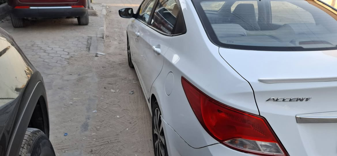 هونداي اكسنت موديل 16 خليجيه مكينه وكير كفالة فول ١٦٠٠ مواصفات على وضع الشركة سياره جديده السيارة بصرة فتحه سقف شاشة كاميره خلفية كهربائيات كله شغاله بيها دوسه صبغ فقط وباقي كفاله السعر ٩٩   للاستفسار اتصل واتساب ***********
