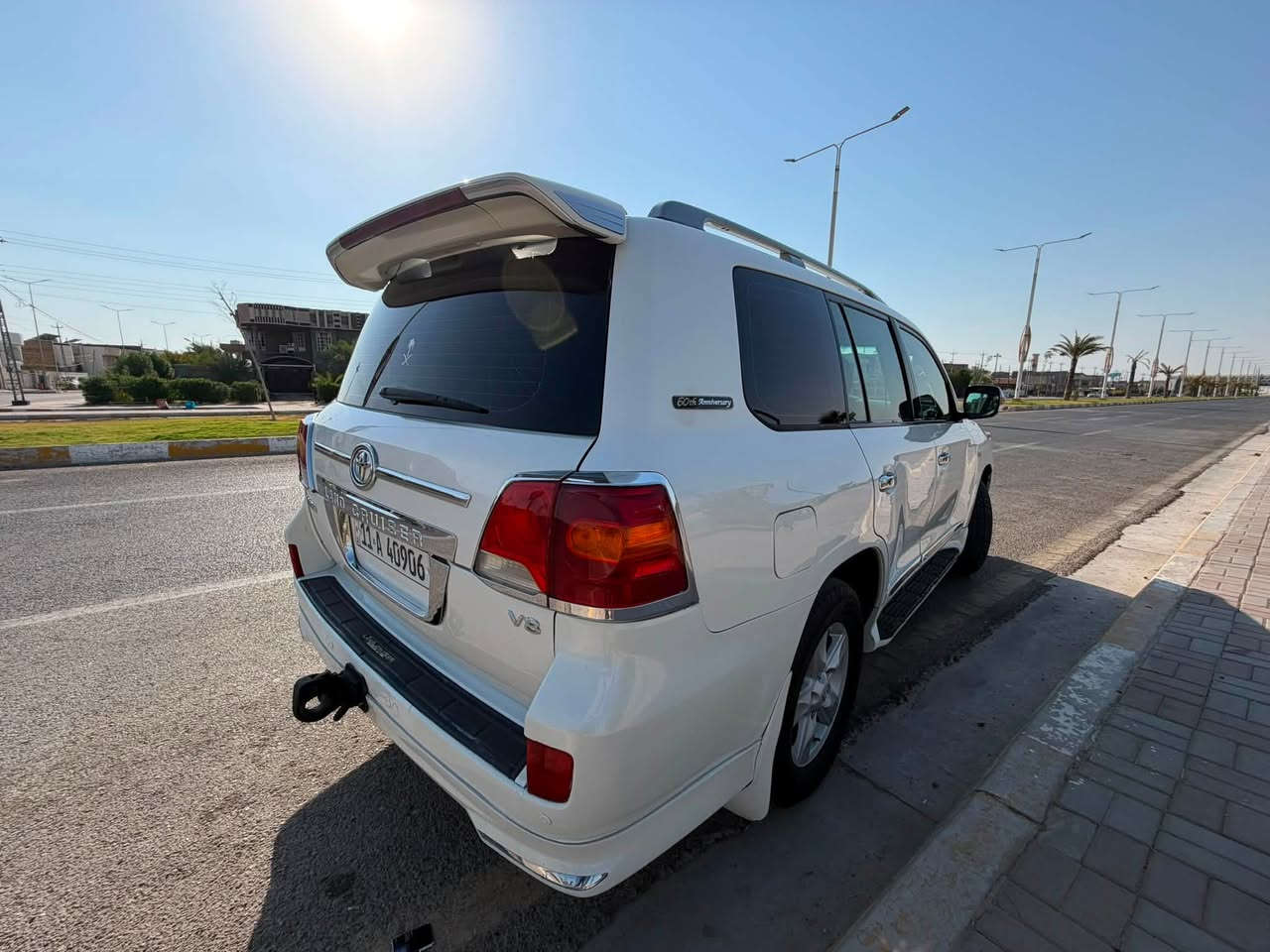 لاندكروز 2011 محدثه 2015 فول مواصفات محرك v8 4.700
* قير أوتوماتيك 6 سرعات. 
* دفع رباعي دائم (4WD). 
* جلد فاخر مع شعار الذكرى الستين. 
* فتحة سقف.
* كاميرا خلفية.
* شاشة ملاحة ولمس.
* نظام DVD للشاشة الخلفية (شاشتان للمقاعد الخلفية). 
* حساسات وقوف.
* مثبت سرعة.
* نظام الزحف (Crawl Control) وأنظمة الطرق الوعرة المتعددة في فئة VXR. 
* ثلاجة وسطية.
* مقاعد لسبعة 
صور السونار موجوده بالمنشور 
للاستفسار اتصل 
***********
