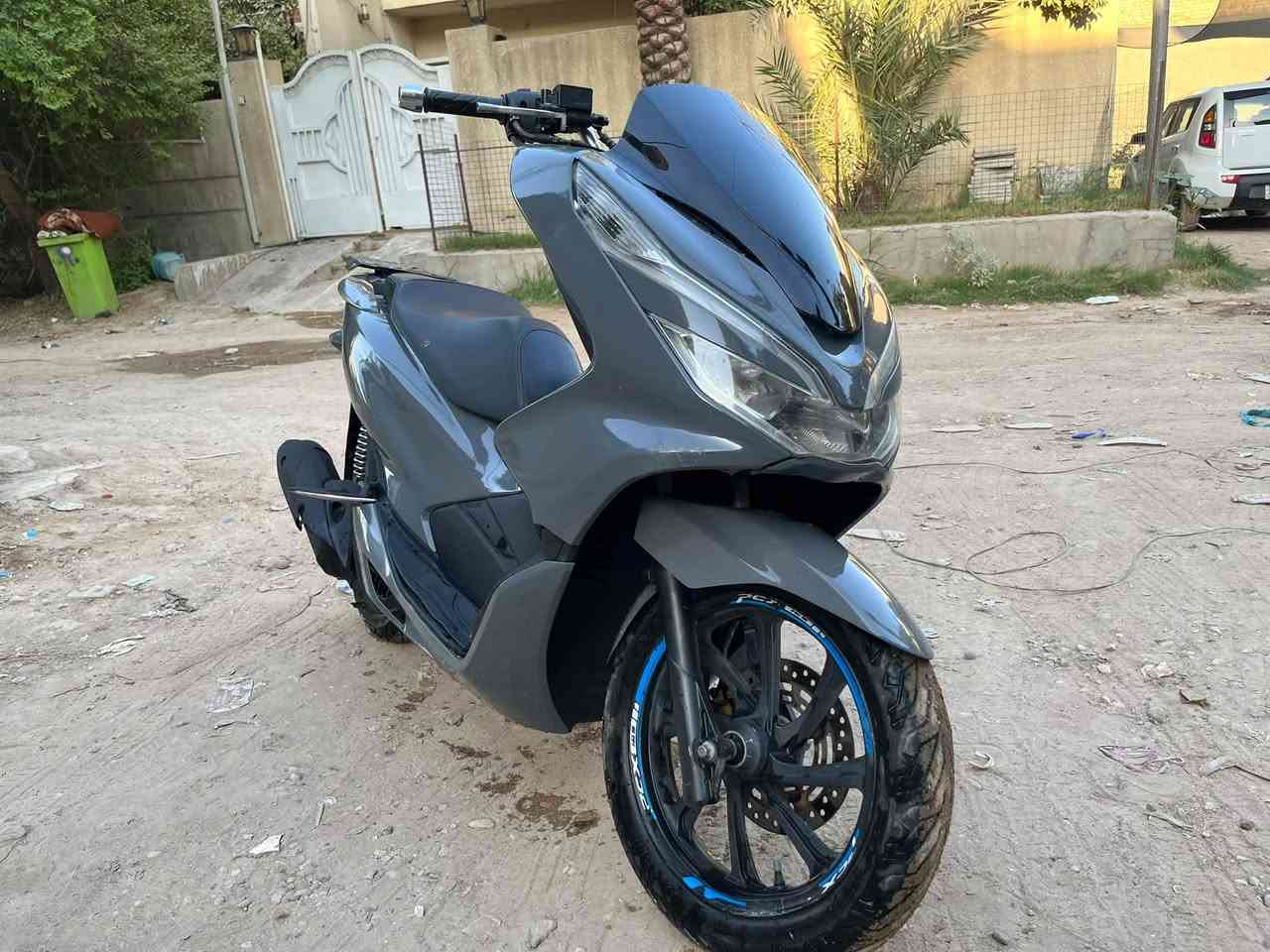 سلام عليكم pcx جيل ثالث وراد ياباني دراجه كفاله برغي ما مفتوح بيه فقط بيه دخانه بيضه مكان مصفه دوره ***********
