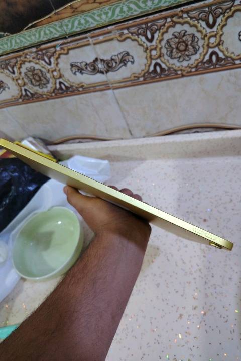 ايباد ١١ • نضيف • مع اغراضه
