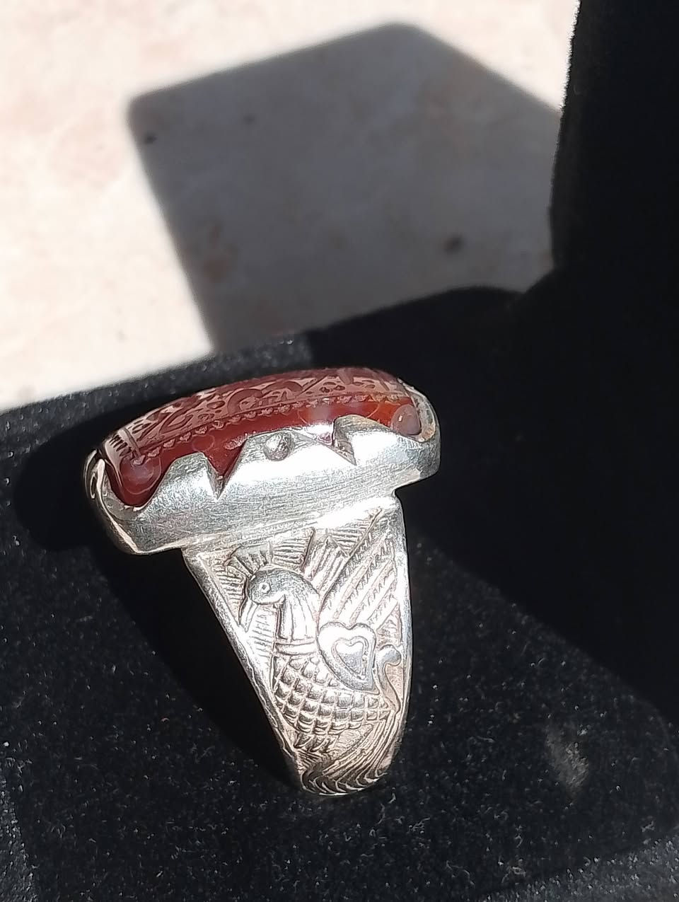 خاتم من العقيق اليماني 💍
صياغه يدويه ثقيله { صياغة الطاووس 🦚 } خط يدوي ✍️ 
🪬( حسبي الله وكفىٰ ) 🪬
الخاتم للبيع او مراوس 
السعر خاص ***********

