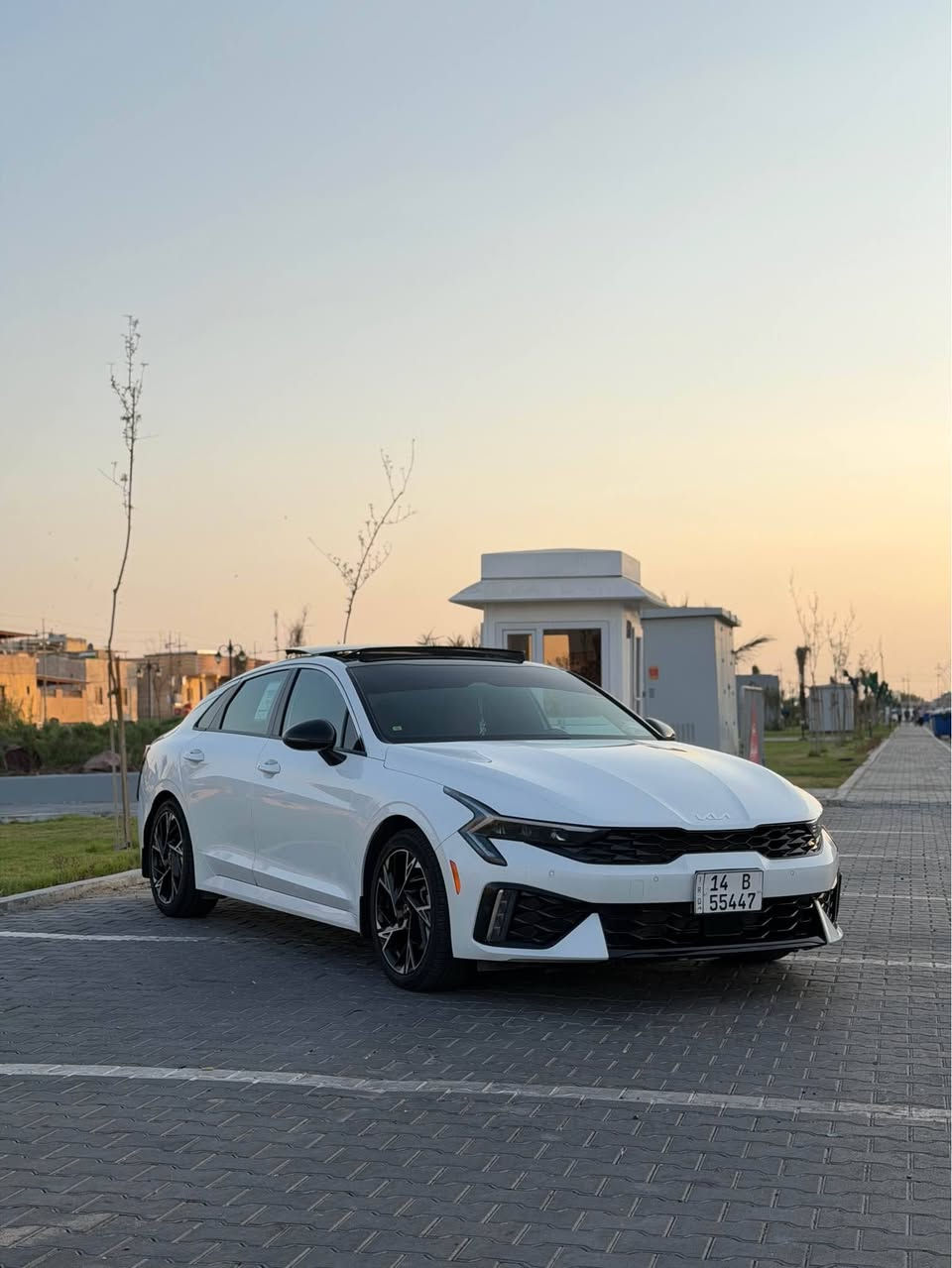 K5 Gt Line Vip 
مكينه 2500 تنفس طبيعي 
موديل 2025 
سياره جديده كارتون بمعنه الكلمه
رقم بصرة حره تحويل ثاني يوم 
رقم وسنويه وهزه كله جديد

اللون ابيض صدفي 

حادث جاملغ خلفي
نقص برغي مابيها جاهزه كامله 
المواصفات : 
بنوراما
تدفئه كشنات 
شاشه كار بلي ايباد
رادار امامي 
نقط عمياء رادار جانبي
وقوف ذاتي + حساسات امامي خلفي 
تحديد مسار وعدم الخروج من المسار 
سايد بريك بصمه 
كامره خلفيه بلاد 3 وضعيات 
اوتو هولد 
درايف مود 4 وضعيات قياده 
سماعات BOSE 
كشنات Gtline اسود وابيض 
ستيرن حرف D 
لد خلفي 
تشغيل عن بعد 
دبل جام
سياره بيها هواي مواصفات غير مذكوره 
# مكينه كير حداده كفاله كفاله 
تايرات بلاد مال شركه
السياره كلها على البلاد حته سبير والعده بلاد 
كتلوكات الشركه بيها 

رقمي : *********** البصرة, العراق
