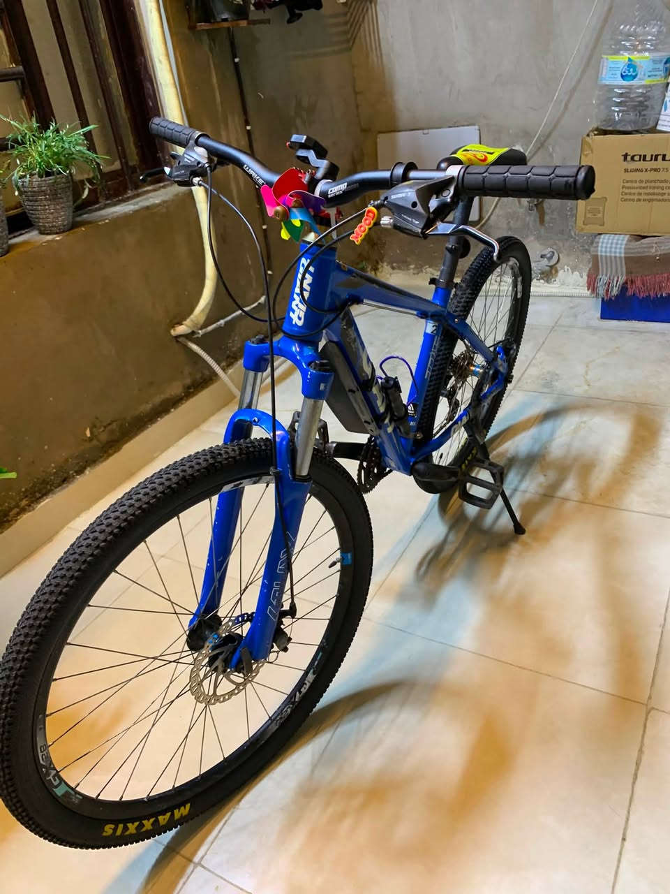 🚲 للبيع: بايسكل جبلي جاينت (GIANT) أصلي - بحالة ممتازة🟦

جبلي (Mountain Bike) هاردتيل.⛰️

 (الفريم): ألمنيوم خفيف جداً وقوي (Aluxx Aluminum)، تصميم هيدروليكي مريح للمسافات الطويلة.✅

(الإطارات): تايرات أصلية ماركة Maxxis (ماكسس)✅

ويلات ألمنيوم دبل وول ديسك (Giant GX28)، قوية وتتحمل الصدمات.✅

منظومة سرعات متعددة (شفترات شيمانو) مع دنديل ثلاثي أمامي يوفر سلاسة تالية🟥

(المساعد الأمامي): مساعد أمامي (Fork) يمتص الصدمات بشكل ممتاز، يمنحك راحة كاملة بالمطبات🟦

حجم(27.5)

سعر300 الف

العنوان بغداد مدينة الصدر
للتواصل ***********
