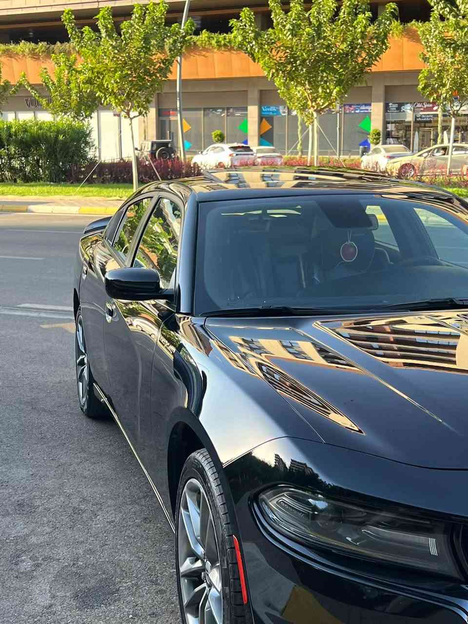 دوج جارجر GT Plus 2021
فل أوبشن ومواصفات كاملة

مواصفات السيارة:

* رادار 
* كوشن جلد كهربائي
* كوشن خزن (ذاكرة)
* كوشن سارد وتسخين
* كوشن خلفي تسخين
* تشغيل عن بُعد (Remote Start)
* شاشة كبيرة Uconnect
* سماعات Alpine أصلية
* كاميرا خلفية
* حساسات خلفية
* بدلات (Paddle Shift)
* سلاید (Slide)
* سوبر تراك باك
* جنوط سبورت
* جناح خلفي سبورت
Super track pack
* ومواصفات إضافية خاصة بفئة GT Plus

السيارة عليها جوانكر وتعديلات خارجية كاملة بشكل راقي، شكلها مميز ومرتب

السيارة ما بيها أي حادث قوي:

* بدون الايرباک
* الشاصي سليم

تم تبديل بابين فقط بقطع وكالة،
الباب الخلفي جهة السکن بيه نص صبغ

الكير والمكينة على الشرط،
***********
