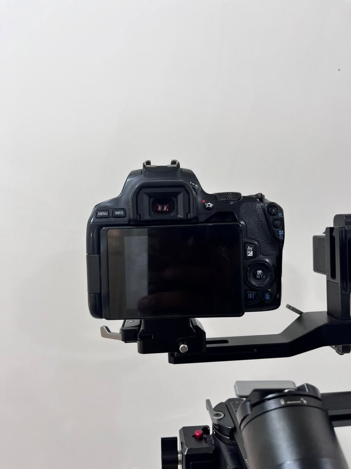 للبيع كاميرا احترافية غنية عن التعريف Canon 250D 📸✨
الكاميرا نظيفة وبحالة ممتازة جداً، تعتبر الخيار الأنسب للمصورين المبتدئين، صانعي المحتوى، وتصوير المناسبات والمنتجات. خفيفة الوزن وعملية وسهلة الاستخدام.

📌 أبرز المواصفات:

•دقة الصور: 24.1 ميجابكسل لتفاصيل حادة وواضحة.

•تصوير فيديو بدقة 4K و Full HD.

•شاشة لمس متحركة بالكامل (مناسبة للتصوير من كل الزوايا والسيلفي). 

•تحتوي على واي فاي وبلوتوث لنقل الصور فوراً للهاتف.

•مدخل خاص لميكروفون خارجي لتسجيل صوت نقي.

الملحقات: (  العدسة الأصلية 18-55mm / الشاحن الأصلي / البطارية / الحزام /جنطه حجم كبير /هود للعدسة ).
 
⛔️رونين rs3
كامل ملحقات مع قبضه مفرده 
شاشه لمس 3تحكمات 

بيع الكاميرا مع الرونين 
سعرهن مليون و 100 الف وبي مجال للشراي 

للاستفسار ومعرفة التفاصيل أكثر *********** واتساب📱
