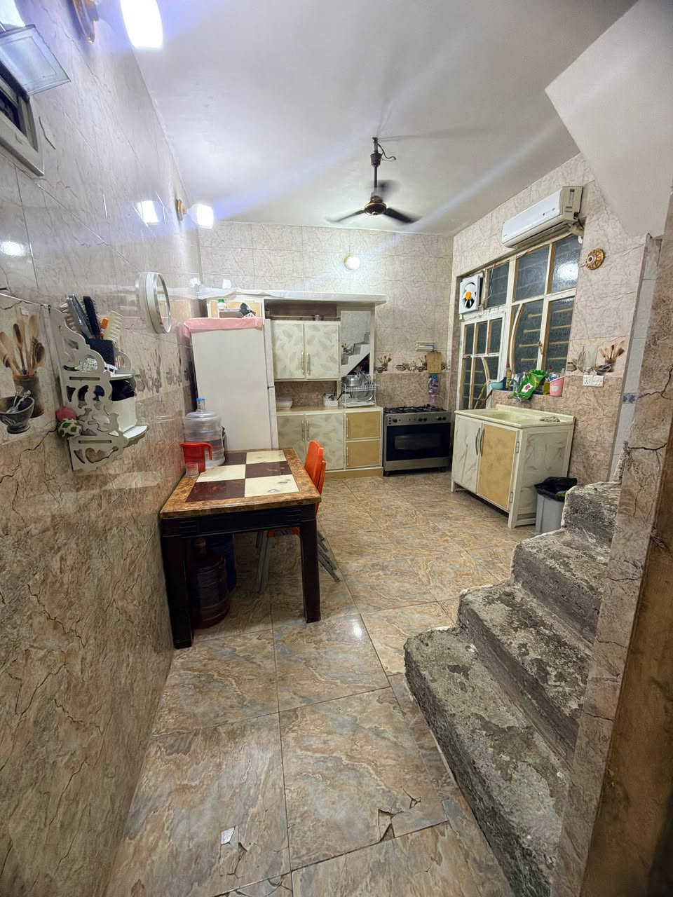 السلام عليكم مكلف ب النشر بيت للبيع زراعي الشعب خلف اطفائية الشعب شارع أفران العراق البيت مساحته 55 متر واجهه 5 نزال 11  مثل ما واضح ب الصور للاستفسار الاتصال برقم الهاتف ***********
