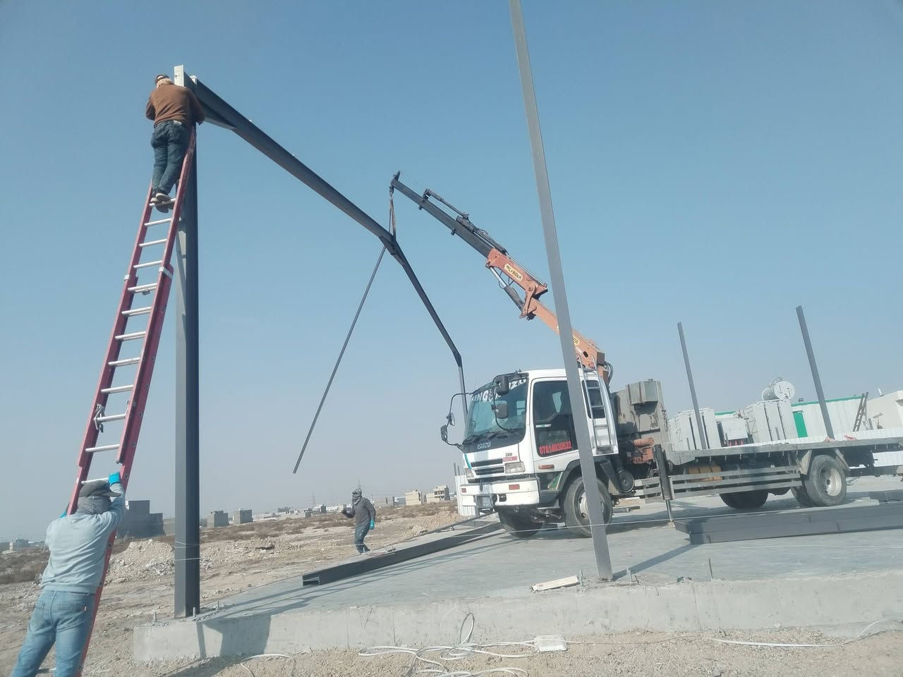 كرين ازوزه 2002 فحل 8 برغي تاير 22،5 كرين شتاير 4،5  سلايتات3 مكفول
***********
