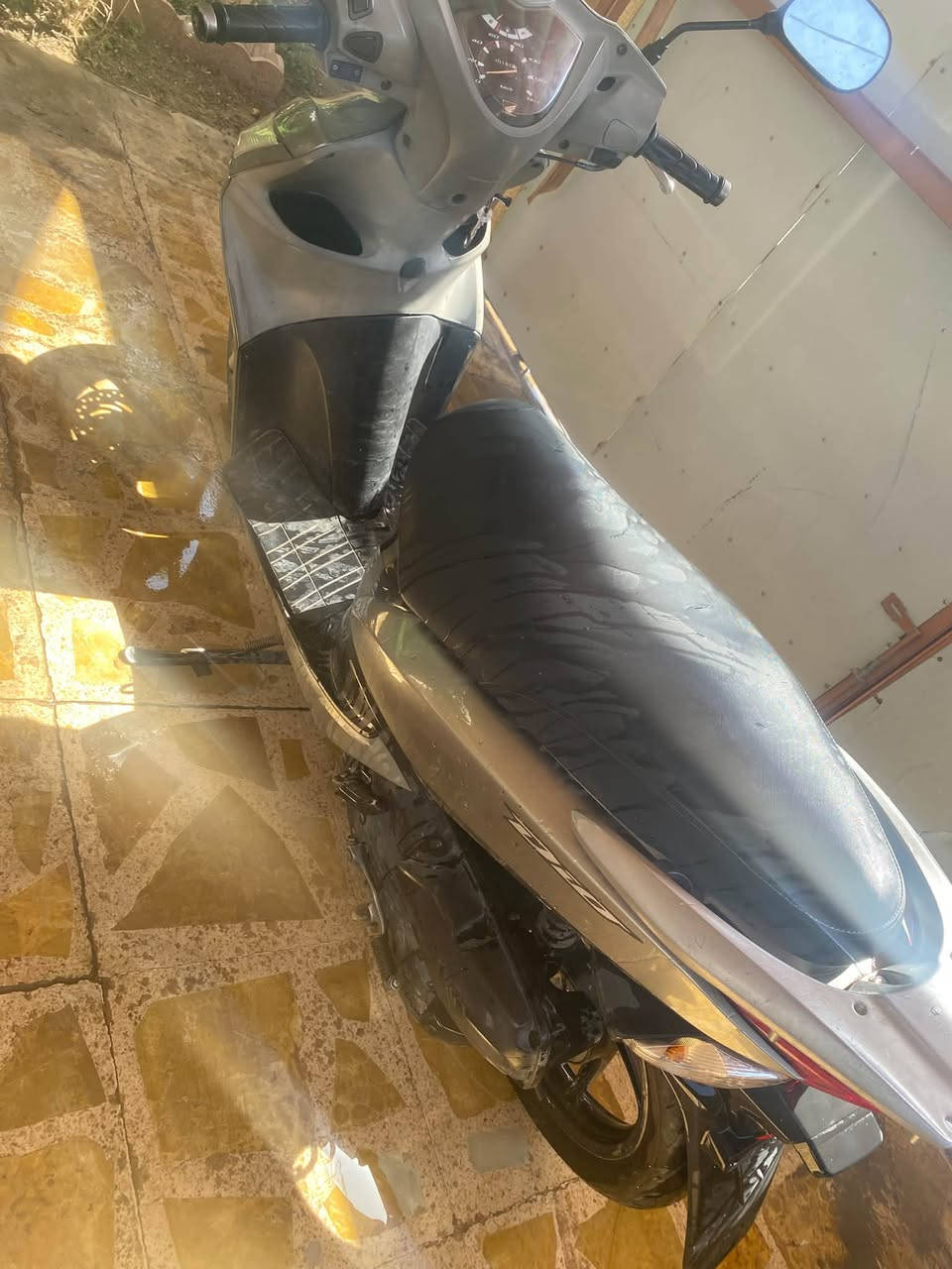 Honda Dio
هوندا ديو للبيع 

السعر: 850 ألف قابل للتفاوض بالمعقول

🔹 ديو نظيف

🔹 المحرك ما مفتوح

🔹 ما مبدل بي شي حسب الحالة

🔹 أوراقه موجودة

🔹 الماطور جاهز للفحص والتجربة

🔹 بيه خدوش استعمال طبيعية

🔹 بيه نقص قطعة بسيطة من الدرع ومبينة بالصور

🔹 البيع للجادين فقط

📍 الموقع: سامراء
رقم الهاتف ***********
