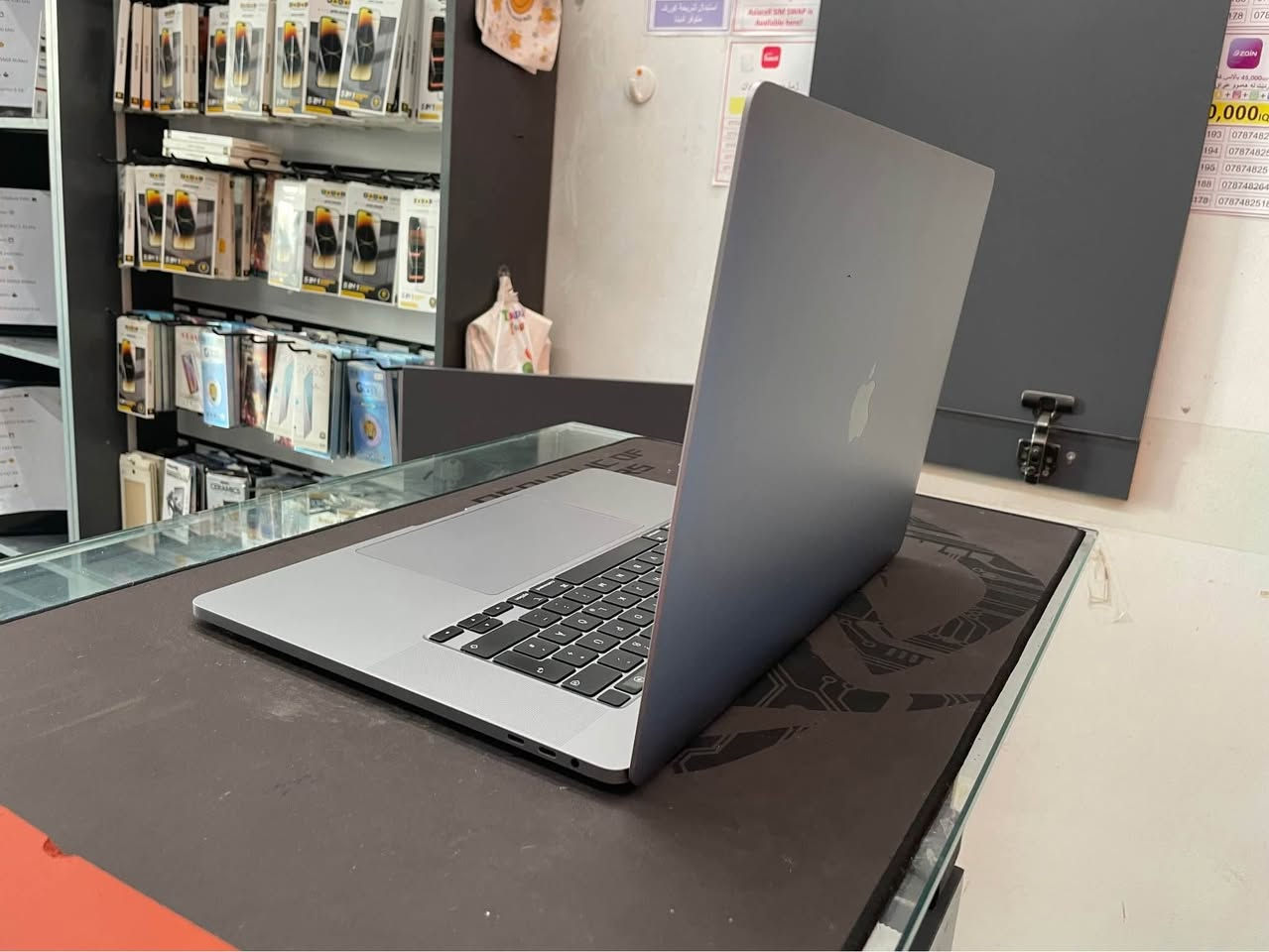 MacBook 💻 Pro 16-inch,2019

بۆ فرۆشتن زۆر پاکە

تەنها iCloud لەسەر بوە لابراوە 

Processor 
2.6 GHz 6-core Intel i7

Memory 
16 GB 2667 MHz DDR4

Graphics 
Intel UHD Graphics 630 1536 MB

Storage 
500 GB 

Time Cycle 
107 Count 

***********
*********** أربيل, العراق
