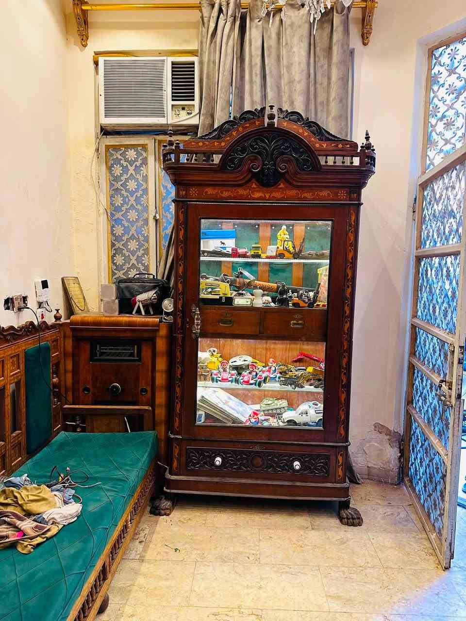 فاترينه قديمه ارتفاع 230 عرض 120 نضيفه مابيها اي عيب عنواني بغداد *********** بي وتساب
