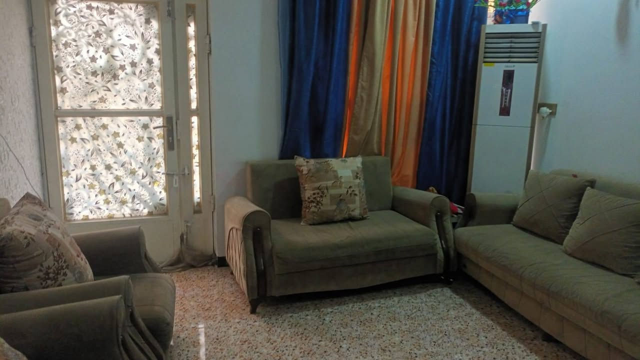 الدار للبيع المساحه ١٠٠متر واجه ٨متر ركن منطقه الفلاحه زراعي طابقين يحتوي على استقبال ومطبخ وغرفه نوم وصحيات ومنور والطابق الثاني ٣غرف نوم وصحيات والطابق الثالث غرفه وحده وسطح الاستفسار، ***********
