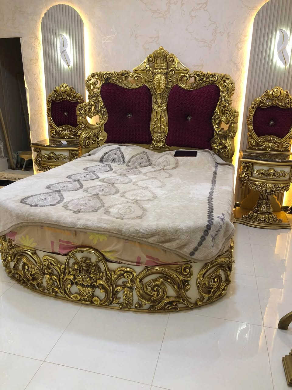 السلام عليكم غرفه مصريه ملكي خشب زان  روماني احمر من افضل انواع خشب الزان مع دوشك افضل انواع السفنج الراقي  السعر 2000،000 وبيها مجال 
 البصره القبله ***********
