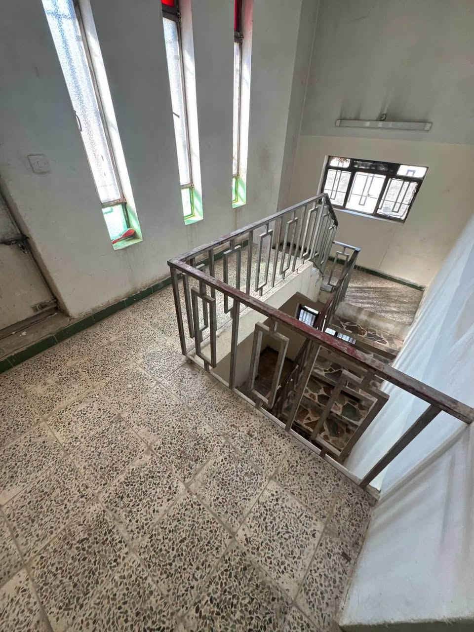 مشتمل للإيجار في الطالبية محلة 321 مقابل بلدية الشعب 

المساحه 90 متر 

يحتوي الطابق الاول على كراج كبير + استقبال + مطبخ + خدمات 

الطابق الثاني : غرفتين نوم وخدمات 

الثالث غرفه نوم وسطح 

سعر الايجار 800 الف 

للاستفسار مراجعه مكتب ارض الرافدين للعقار

او الاتصال على : ***********.
