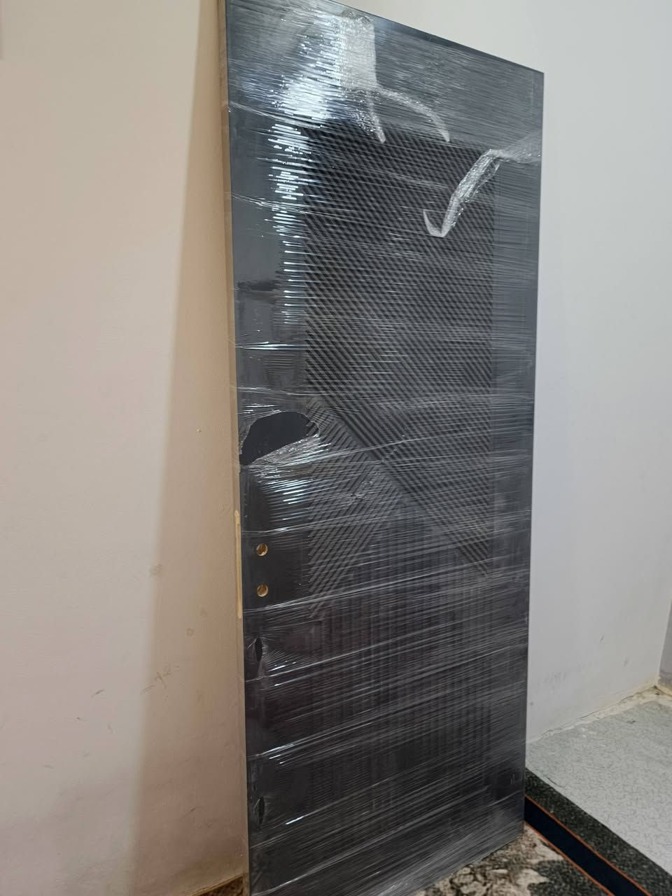 سلام عليكم اعزائي . 
" باب تُركي اصلي "
وزن ثقيل جديد للبيع . 
الطول - 1.90 
العرض - 75cm . cm80 
اللون - فاكيوم حراري فيلي مميز
النقشة -  الغُموض 9 ملم cnc

الملحقات كاملة كما في الصورة : 

1 - لسان " لشة " قفل تركي اصلي جديد
2 - نارمايد عدد 6 اصلي لون اسود 
3 - يدة باب ستانلستيل لون اسود مُطعم ذهبي طلاء ثابت تركي اصلي 
4 - براغي باب اصلية لون ذهبي 
5 - لسان قفل اصلي لون فُضي 

السِعر : 300 قابل للتخفيض . 
سبب البيع : عدد زائد . 
العنوان البصرة - القبلة - حي الشهداء 
للتواصل : ***********
